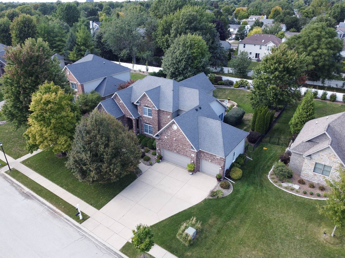 18 Stonebrook CT, Bloomington, IL 61704