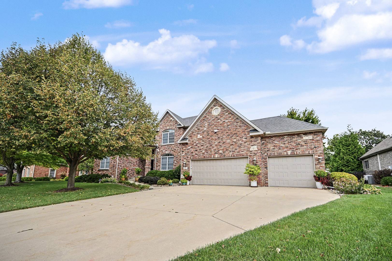 18 Stonebrook CT, Bloomington, IL 61704