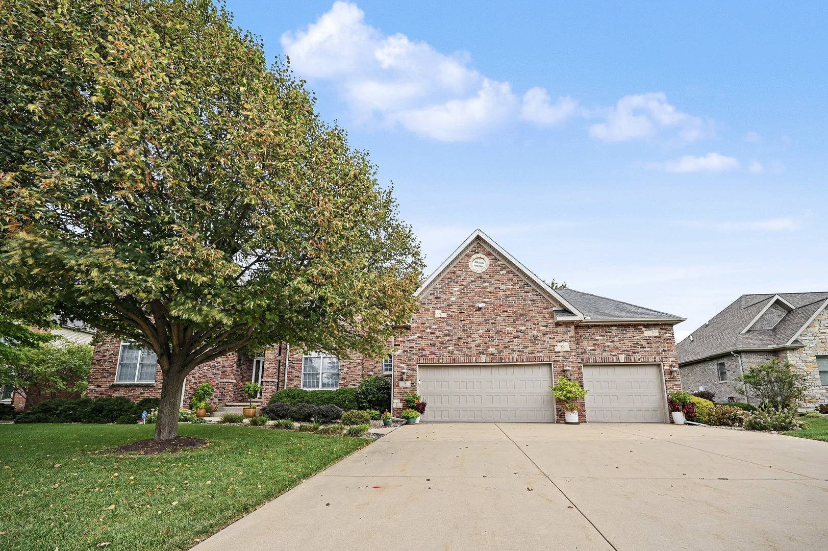 18 Stonebrook CT, Bloomington, IL 61704