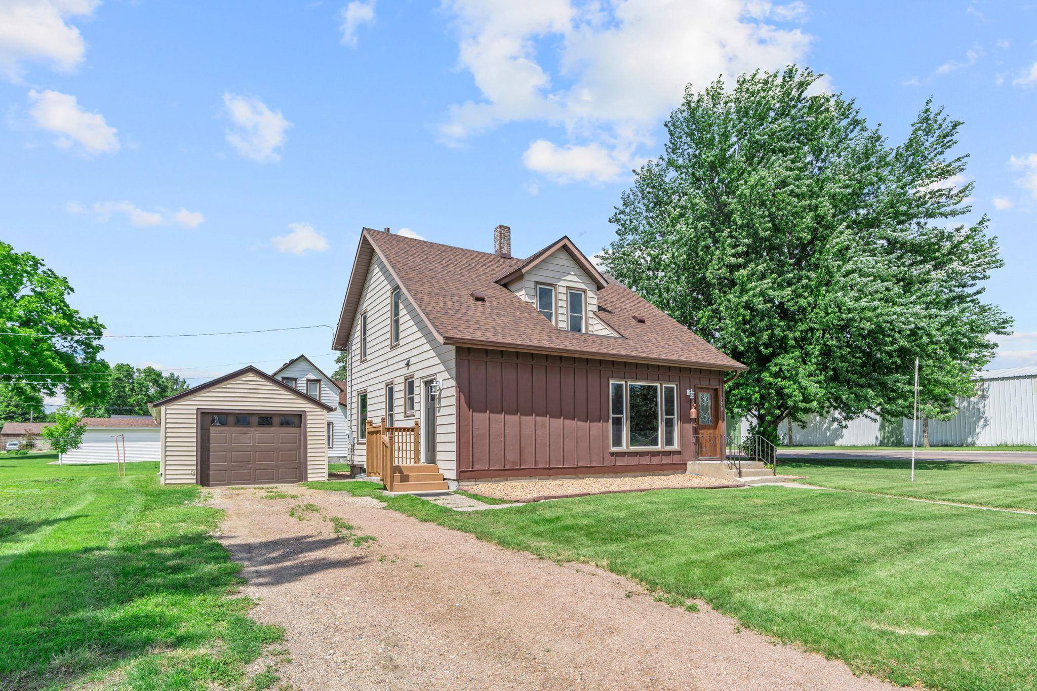 720 Fir AVE, Bird Island, MN 55310