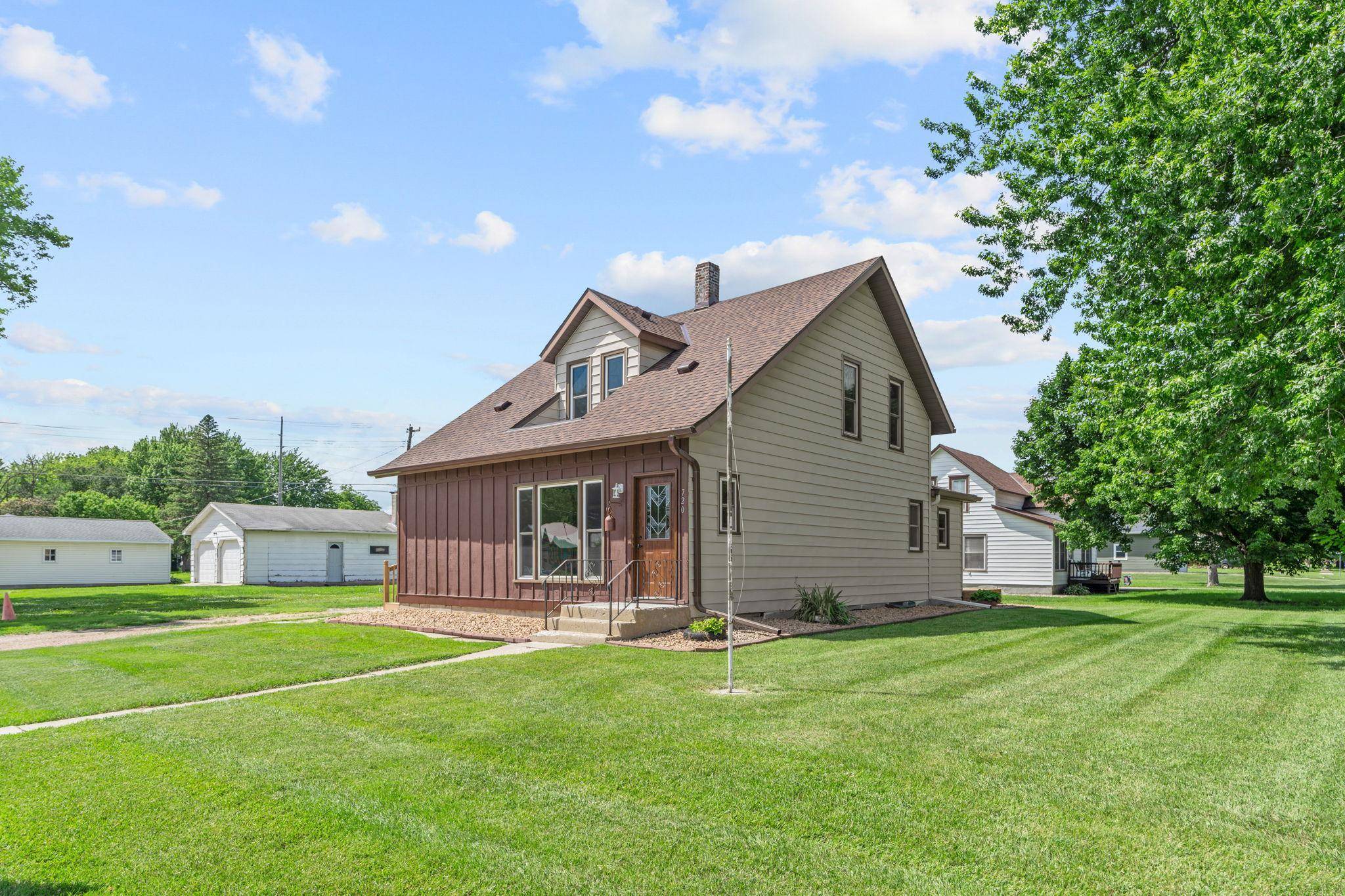720 Fir AVE, Bird Island, MN 55310