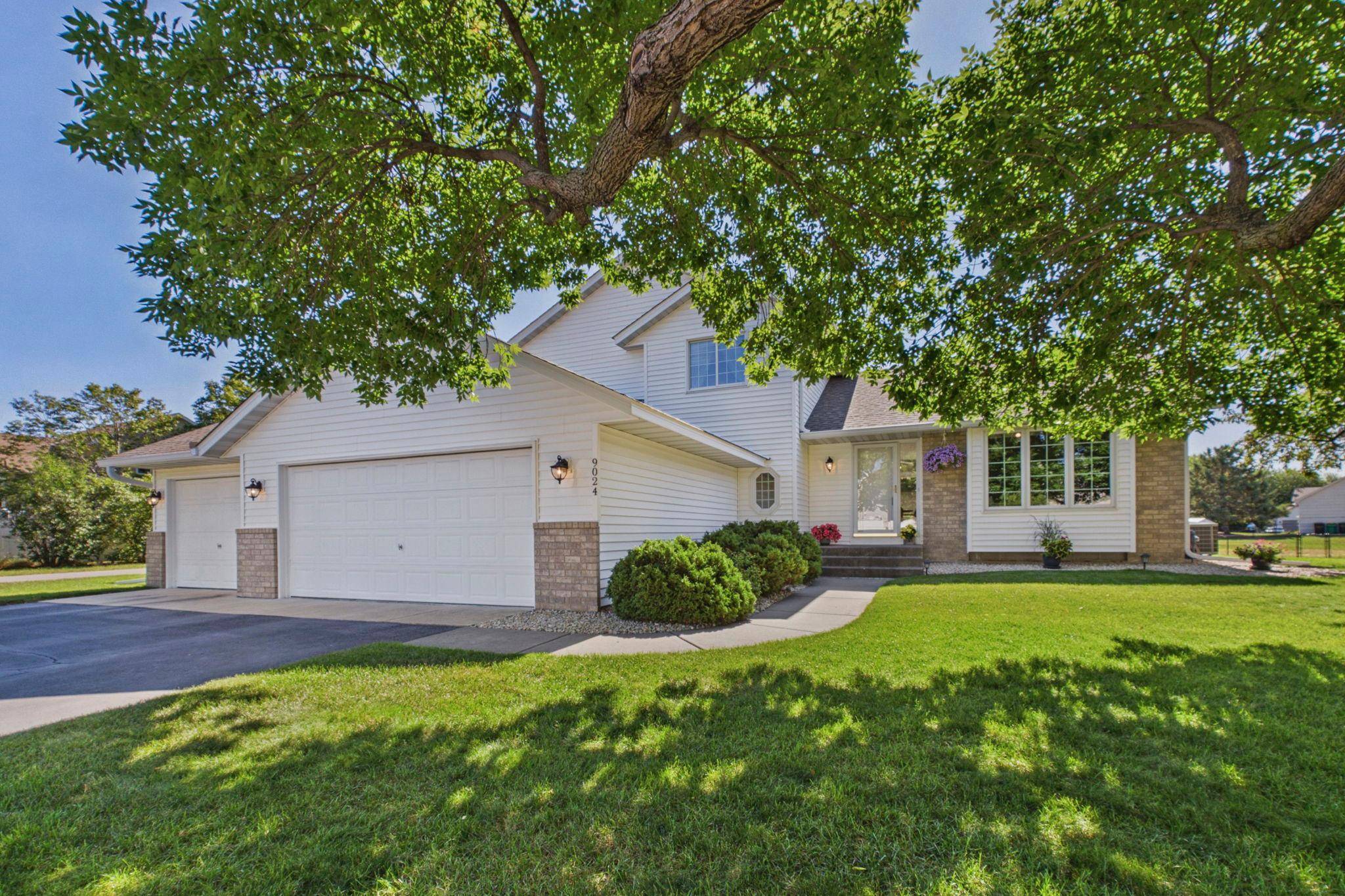 9024 Regent Pkwy, Brooklyn Park, MN 55443