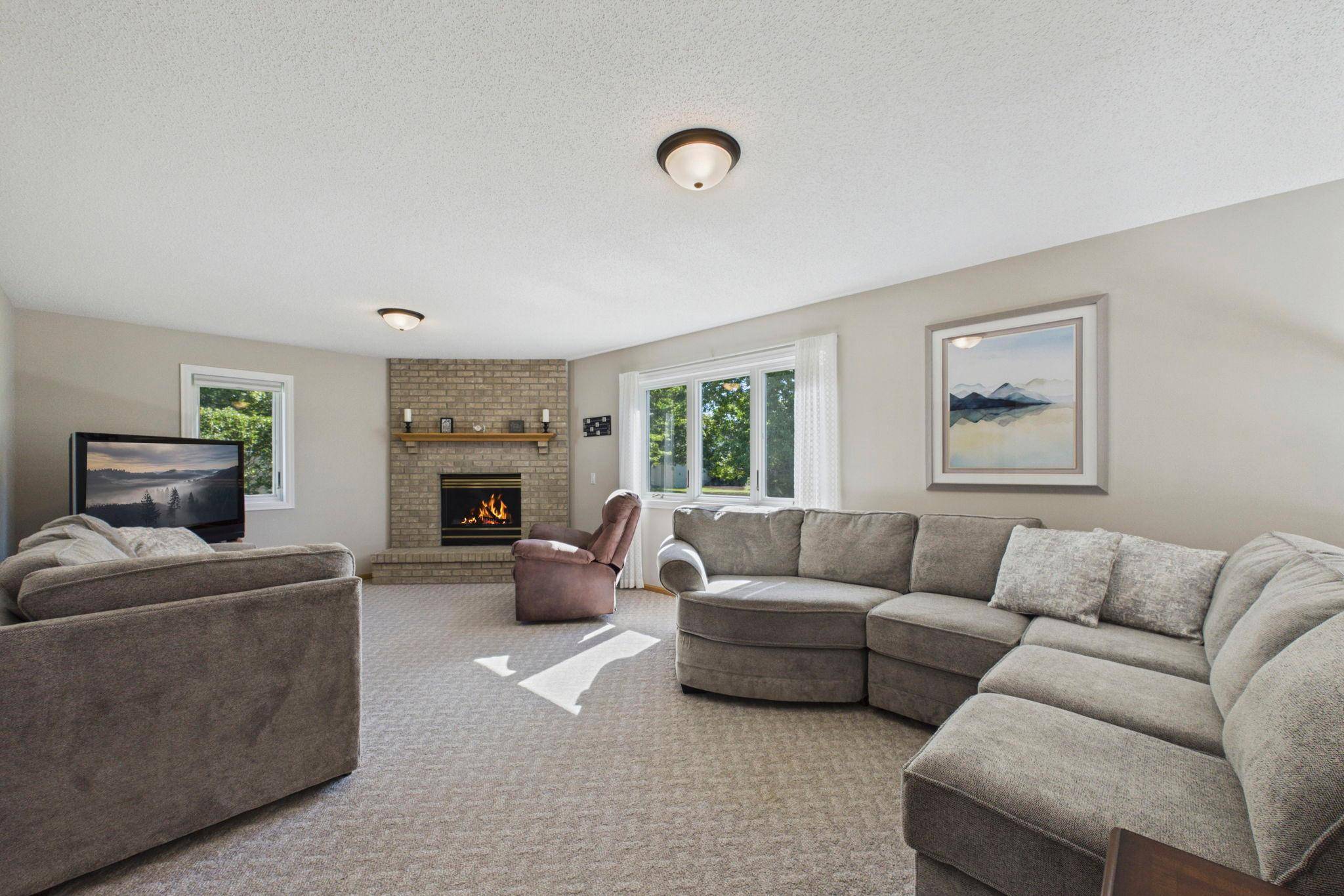 9024 Regent Pkwy, Brooklyn Park, MN 55443