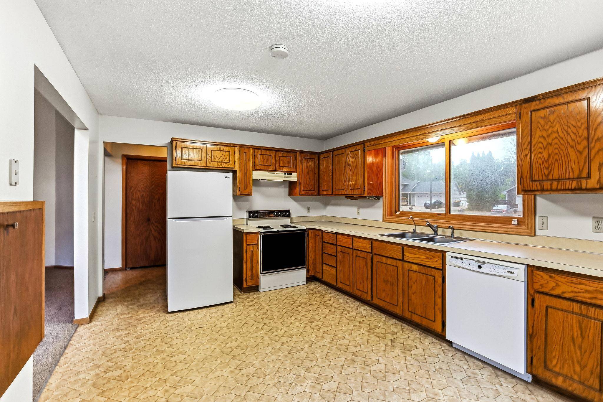 8649 Emerson AVE N, Brooklyn Park, MN 55444