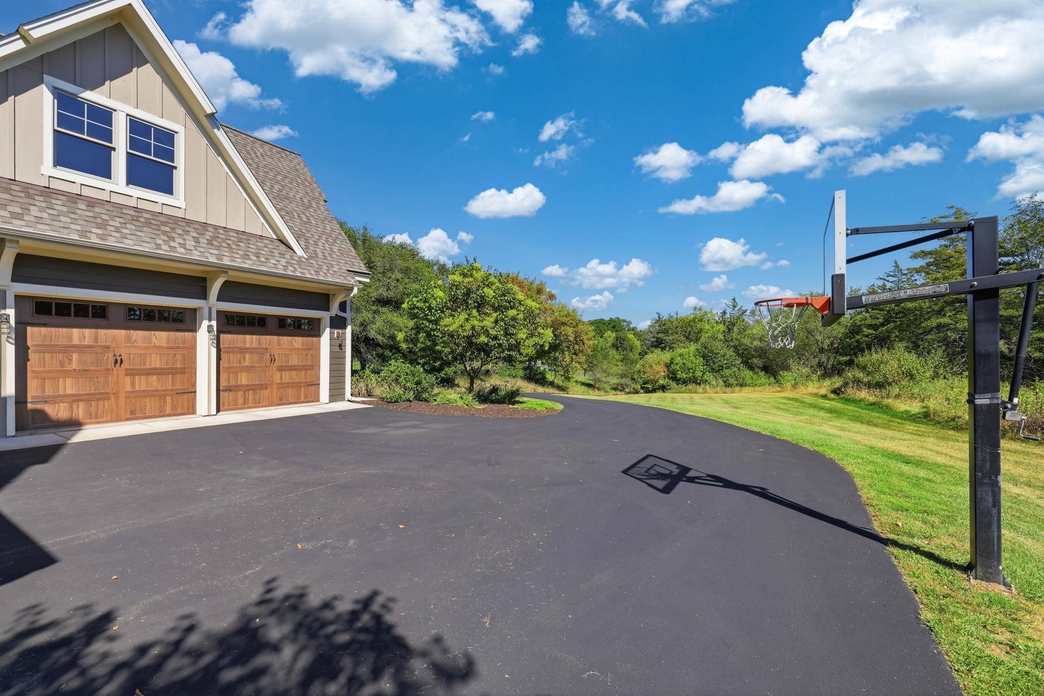 332 Lindsay RD, Hudson, WI 54016
