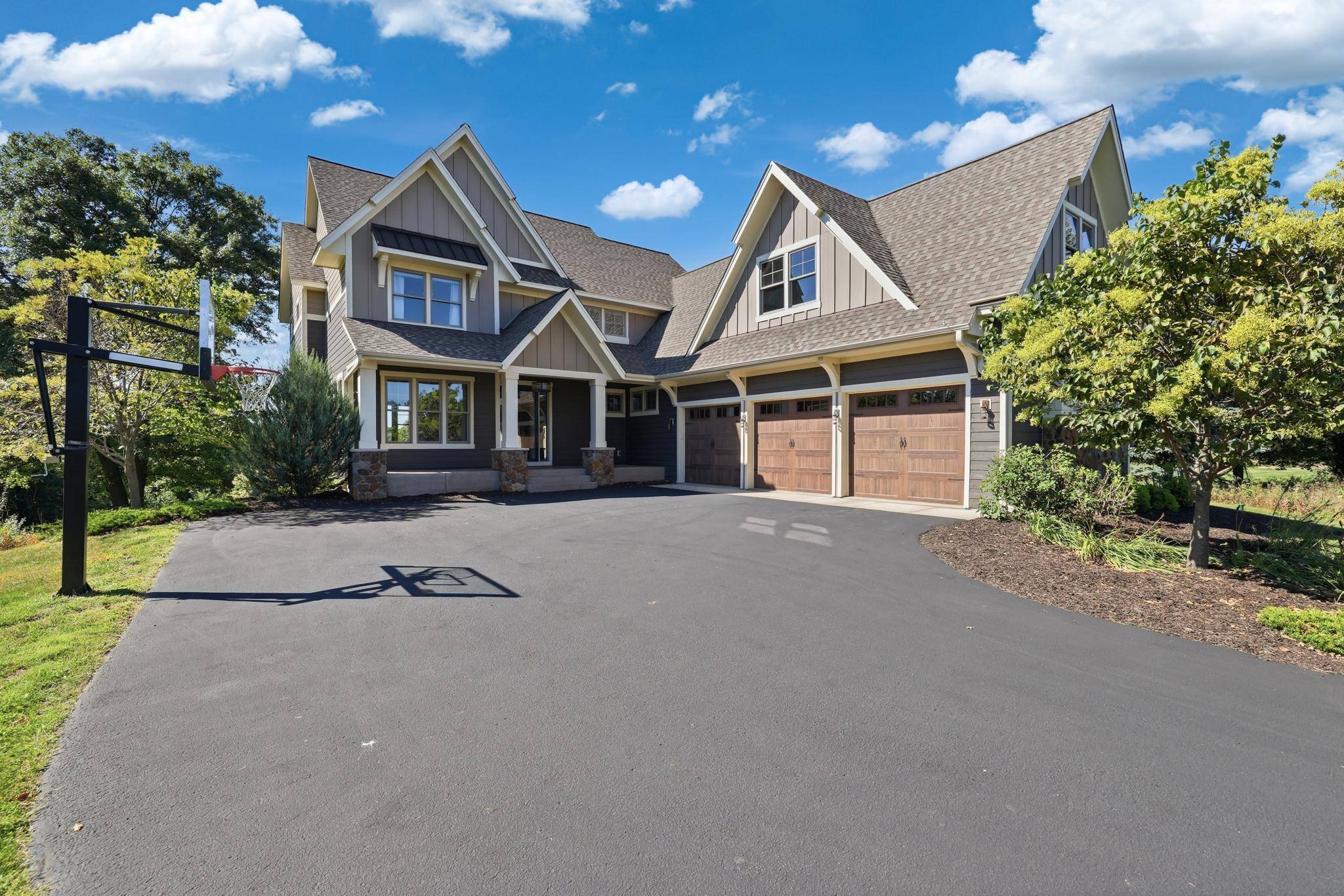 332 Lindsay RD, Hudson, WI 54016