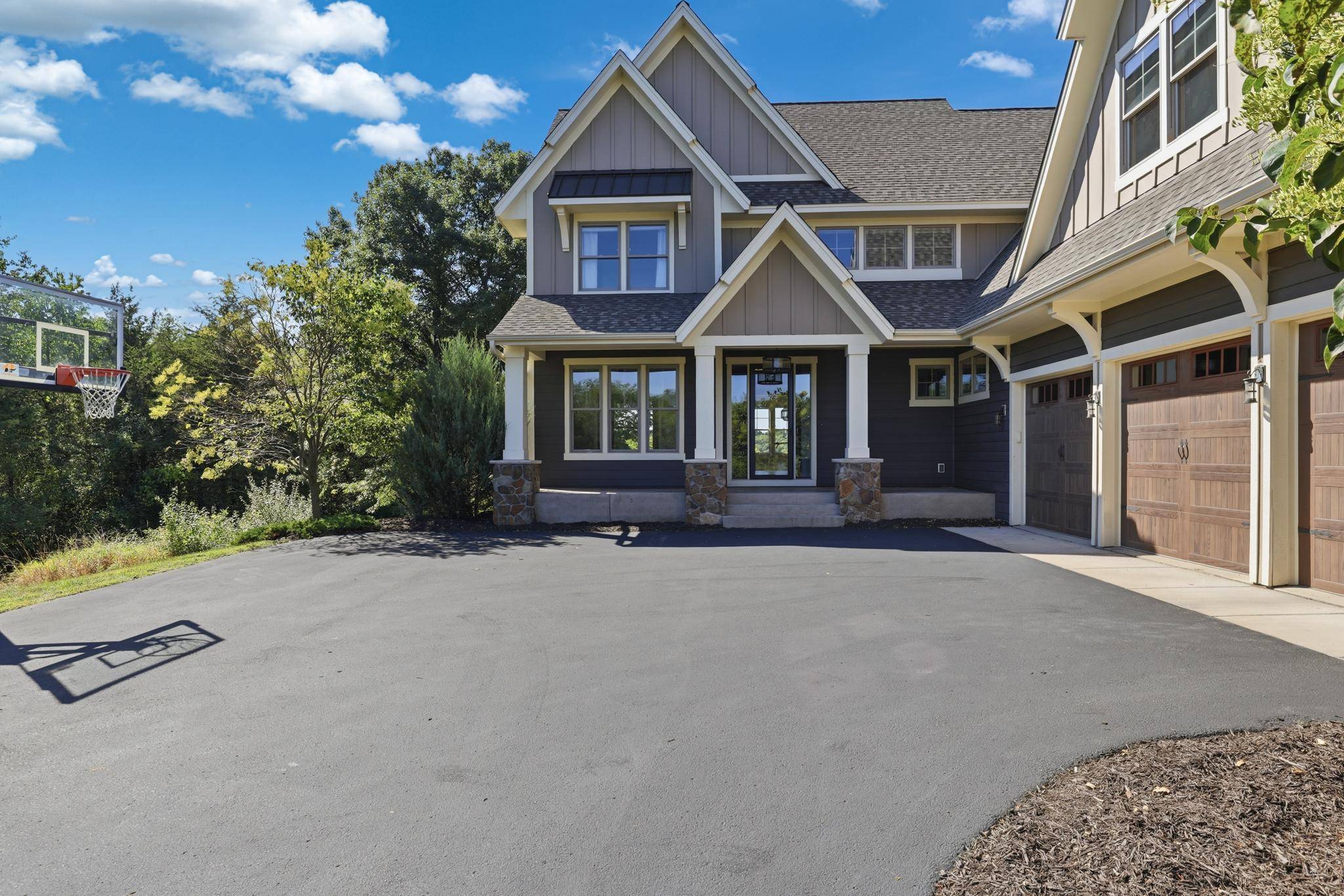 332 Lindsay RD, Hudson, WI 54016