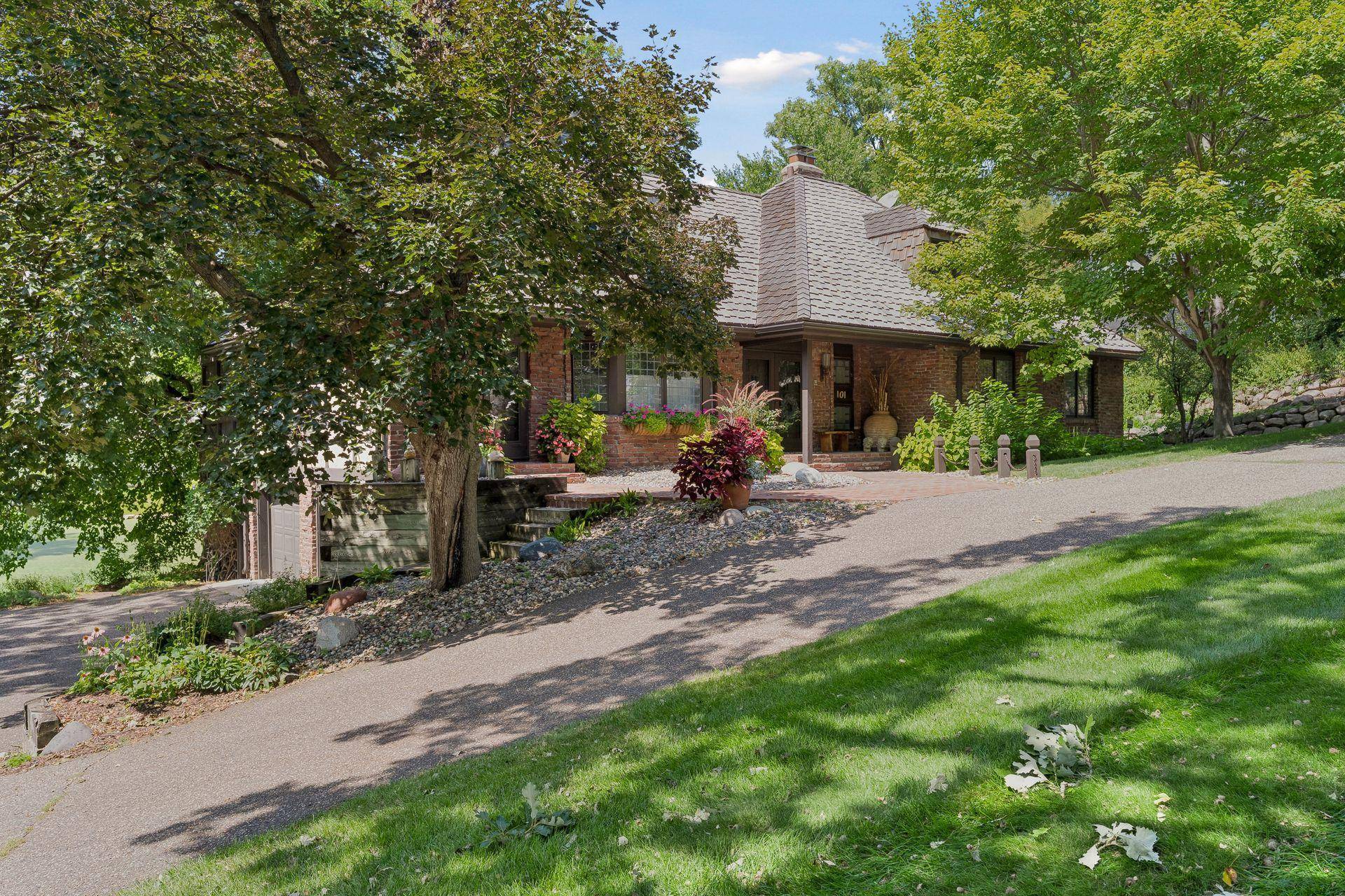 101 Ardmore DR, Golden Valley, MN 55422