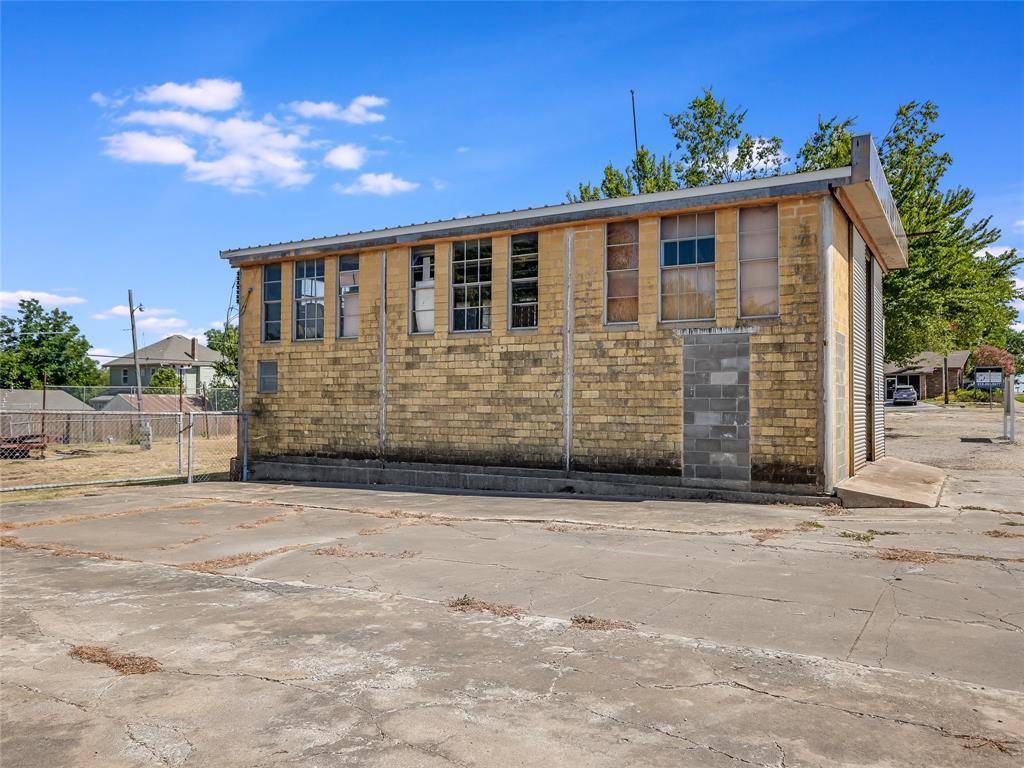 1018 N Main ST, Taylor, TX 76574