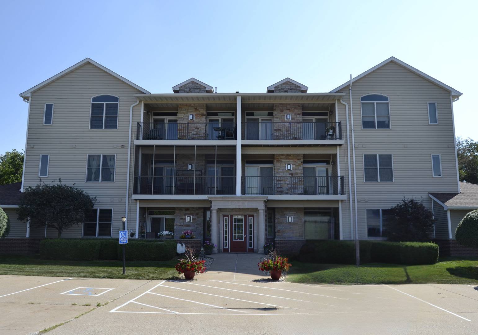 1871 Stone Gate CIR #9, Davenport, IA 52807