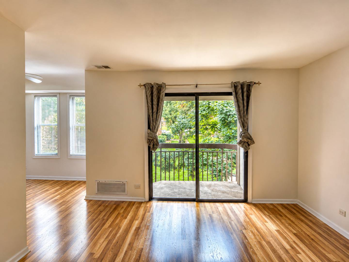 2208 Country Club DR #26, Woodridge, IL 60517