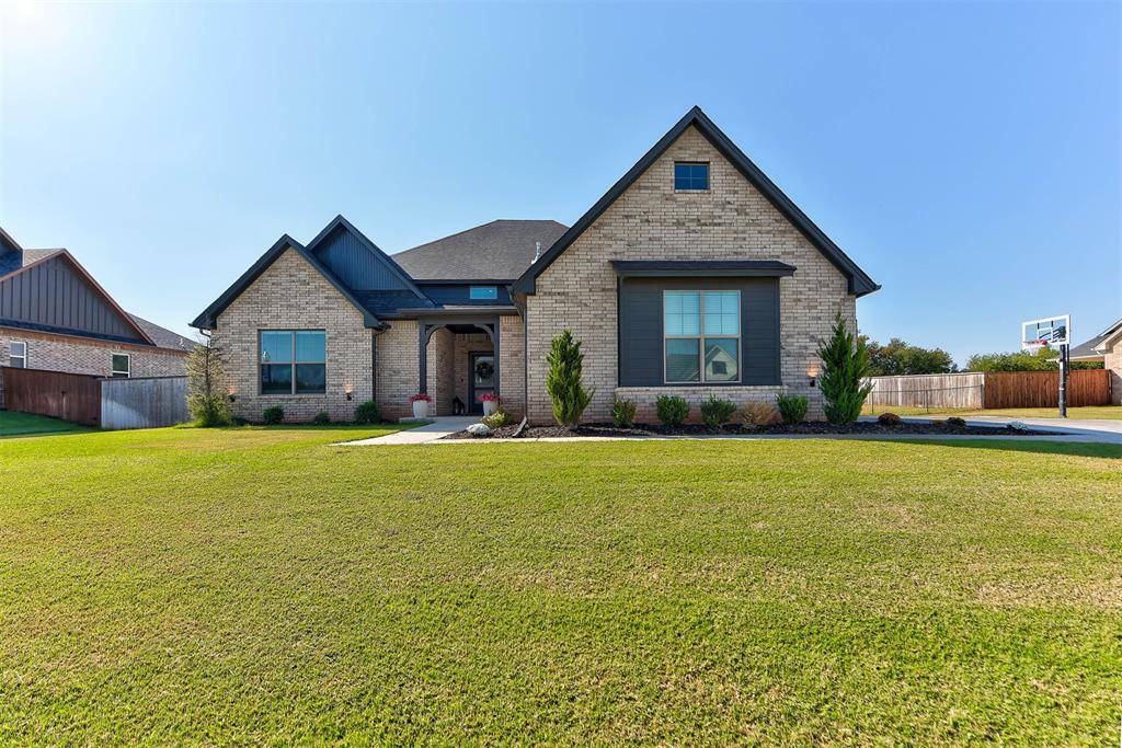 10121 Oakwood DR, Edmond, OK 73025