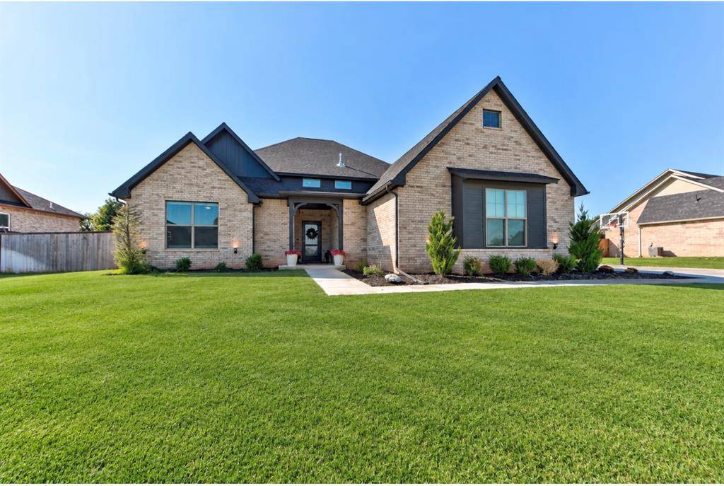 10121 Oakwood DR, Edmond, OK 73025