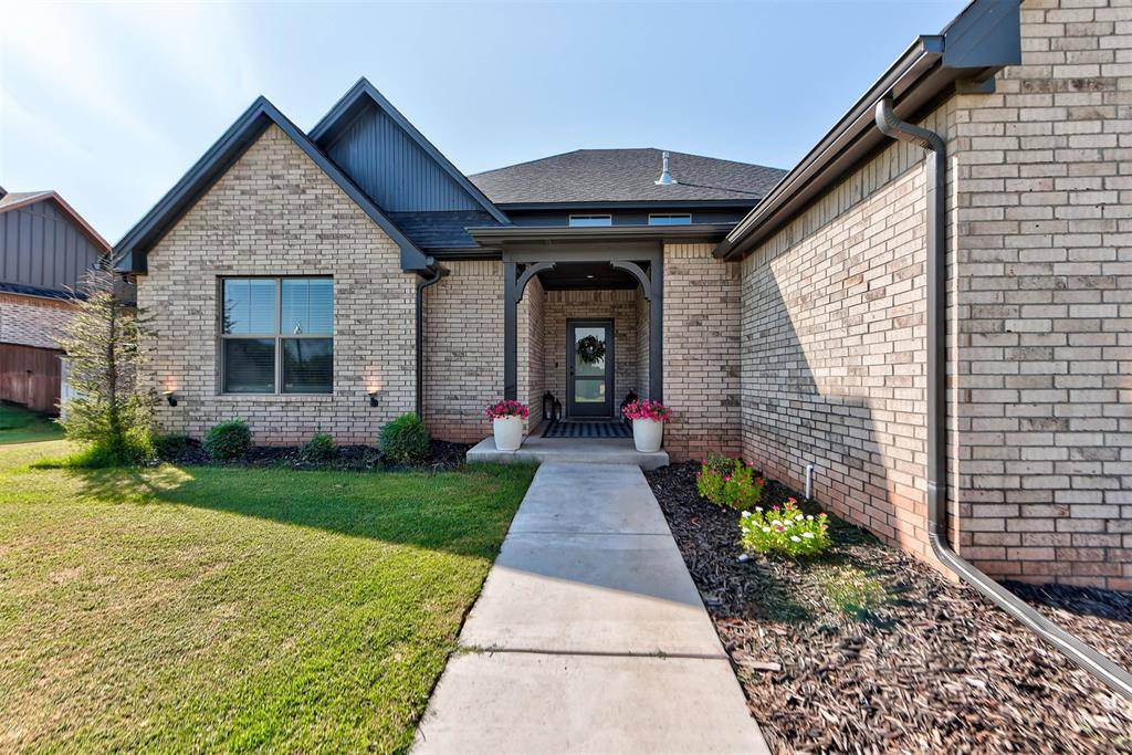 10121 Oakwood DR, Edmond, OK 73025