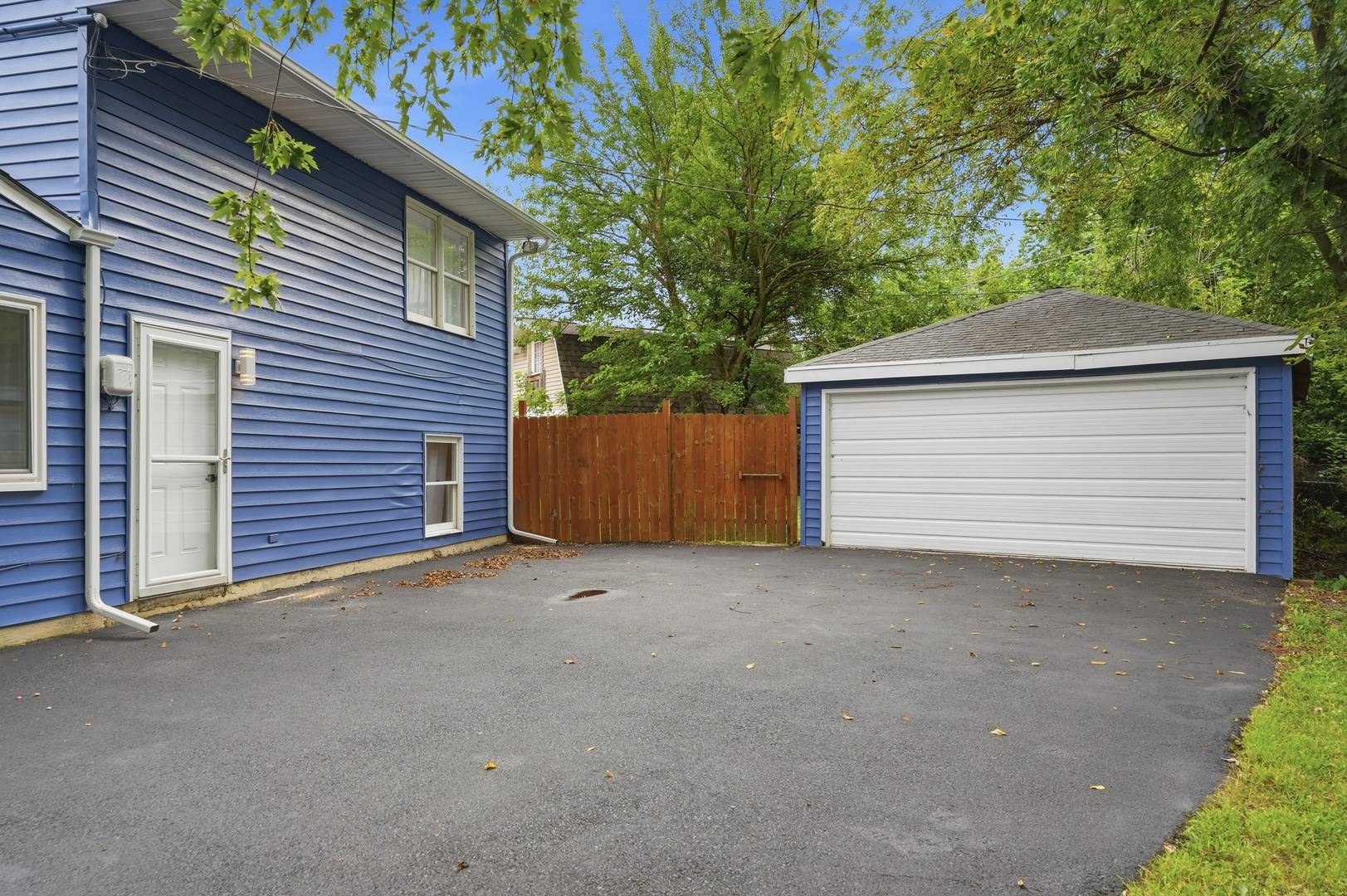 225 Malibu DR, Bolingbrook, IL 60440