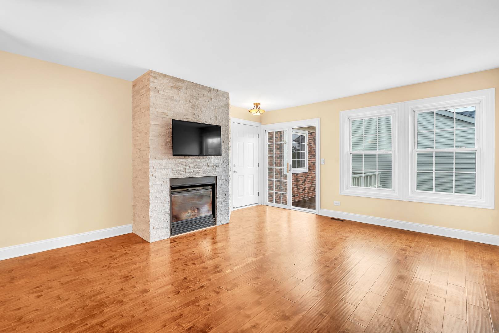 354 Ogden Falls BLVD #354, Oswego, IL 60543