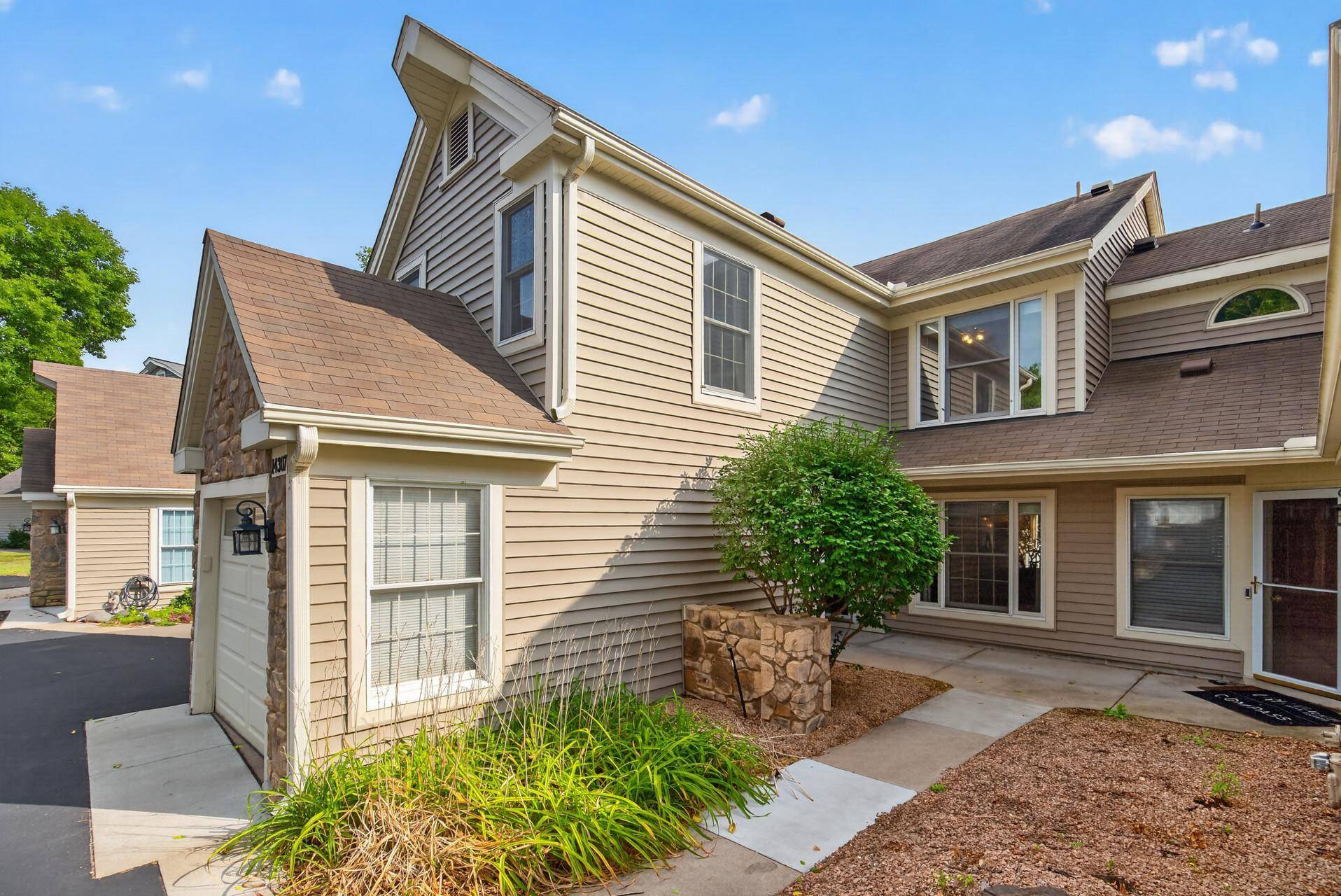 14307 Bedford DR, Eden Prairie, MN 55346