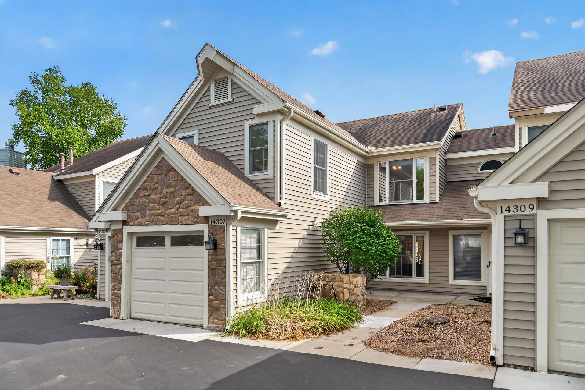 14307 Bedford DR, Eden Prairie, MN 55346