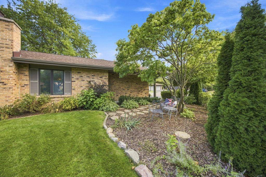 38 Jewel LN N, Plymouth, MN 55447