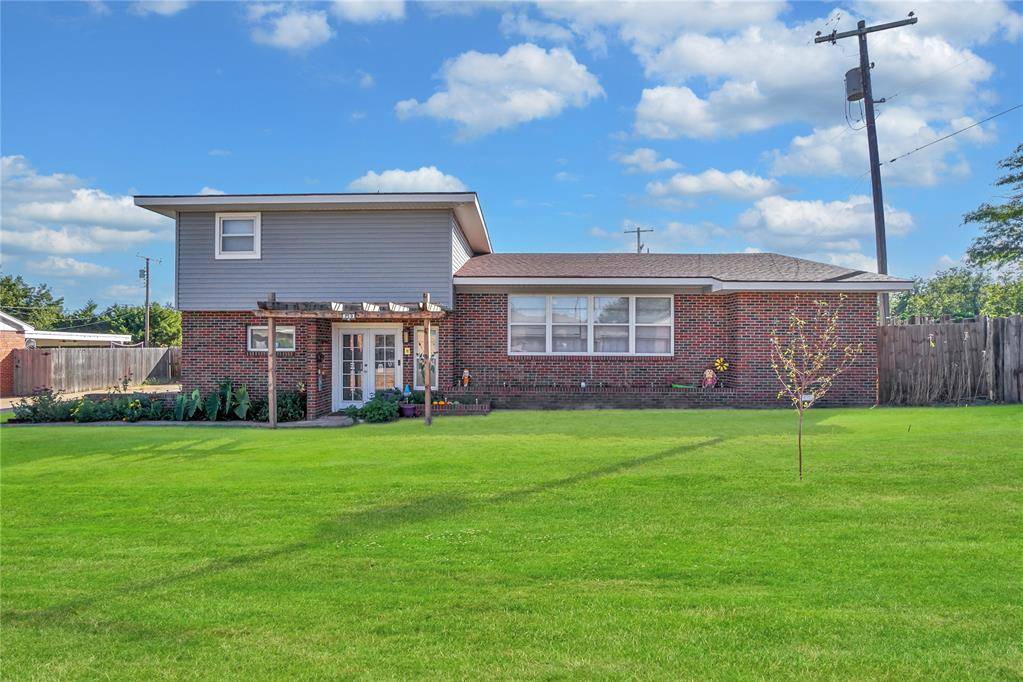 110 E Hillcrest LN, Hobart, OK 73651