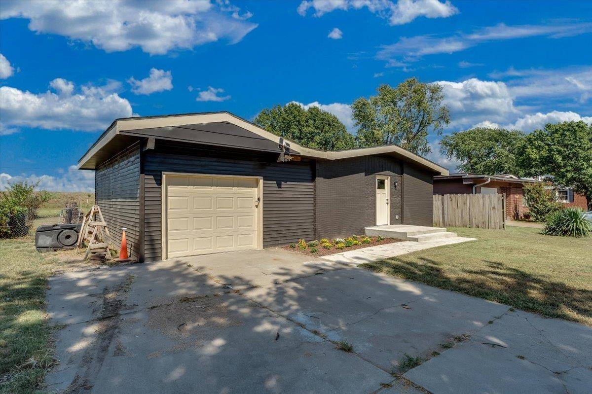 710 W Alexander Dr, Haysville, KS 67060