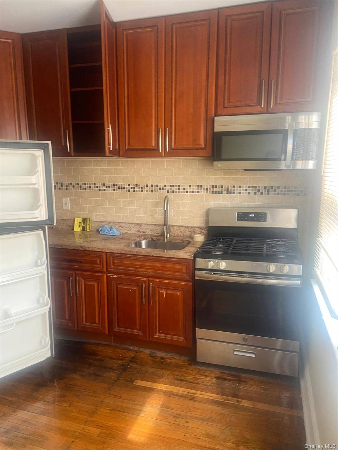 1006 E 241 St, Bronx, NY 10466