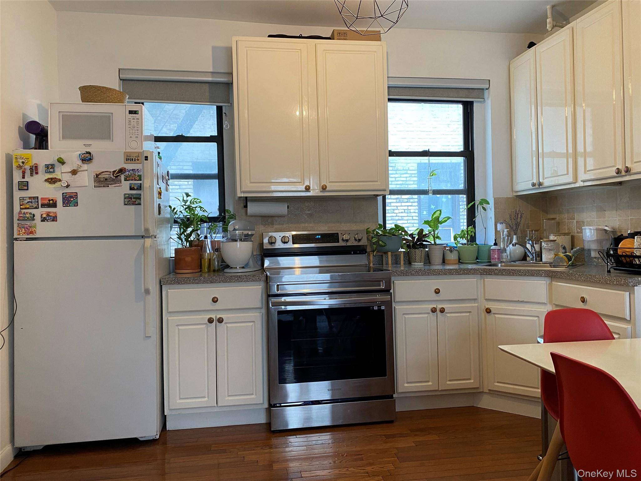 21-27 33 ST #3G, Astoria, NY 11105