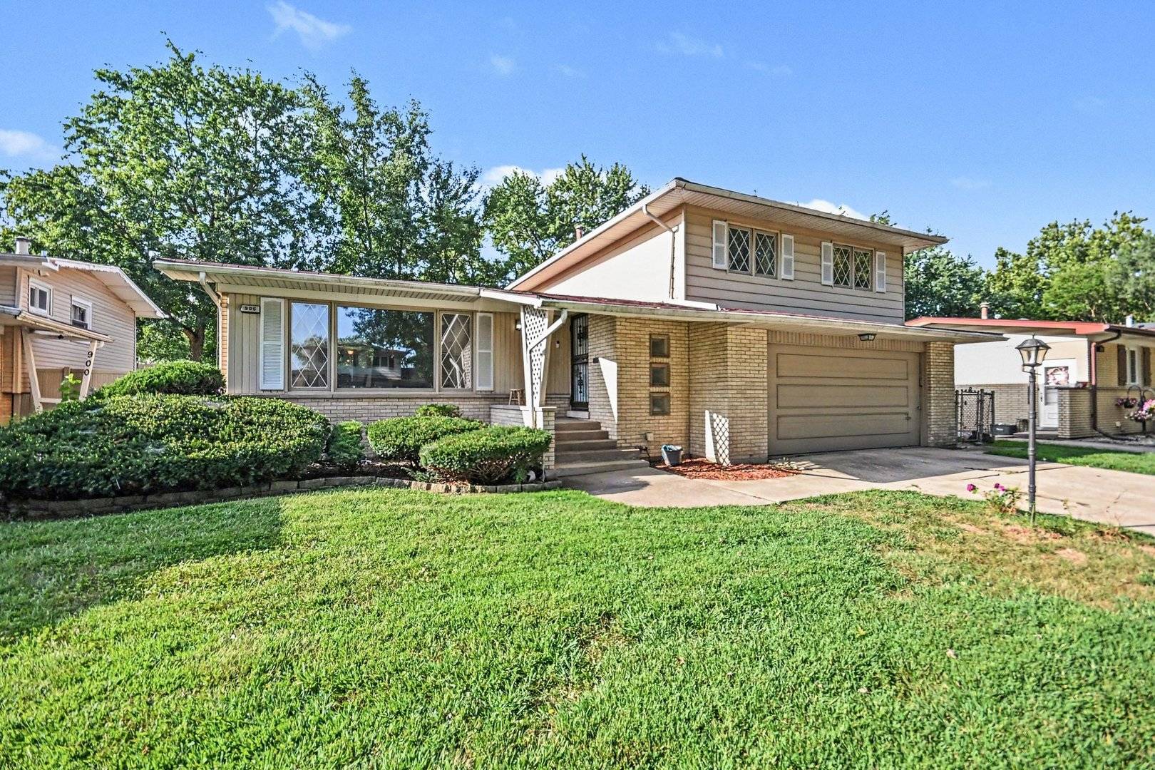 906 N Rainbow DR, Glenwood, IL 60425