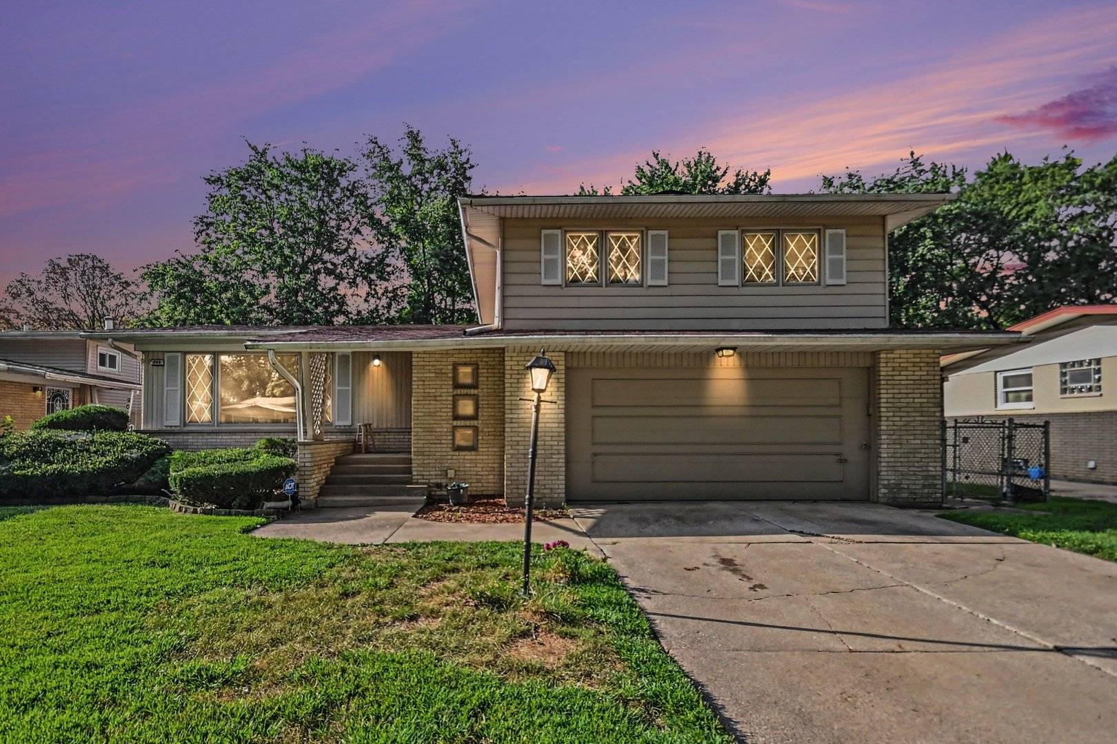 906 N Rainbow DR, Glenwood, IL 60425