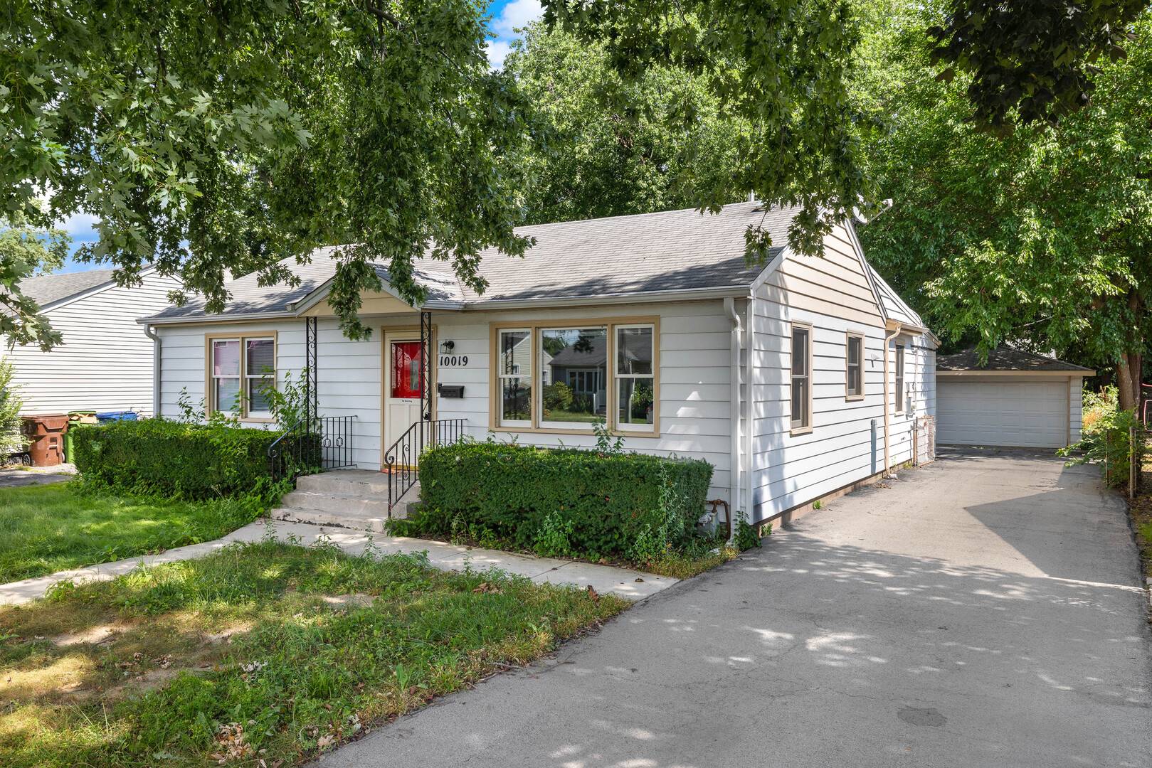 10019 S Tripp AVE, Oak Lawn, IL 60453
