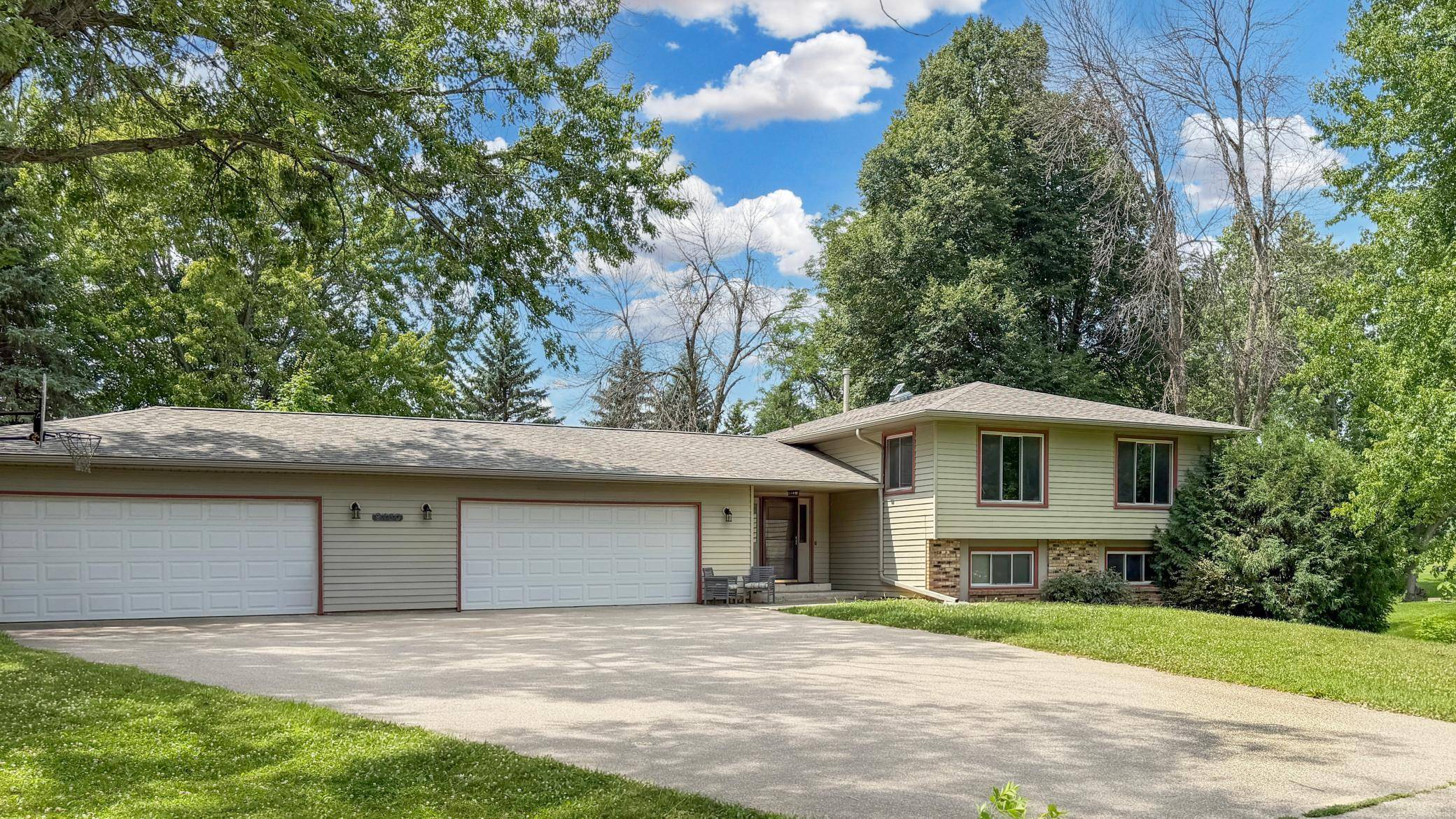 9180 Edgebrook DR, Northfield, MN 55057