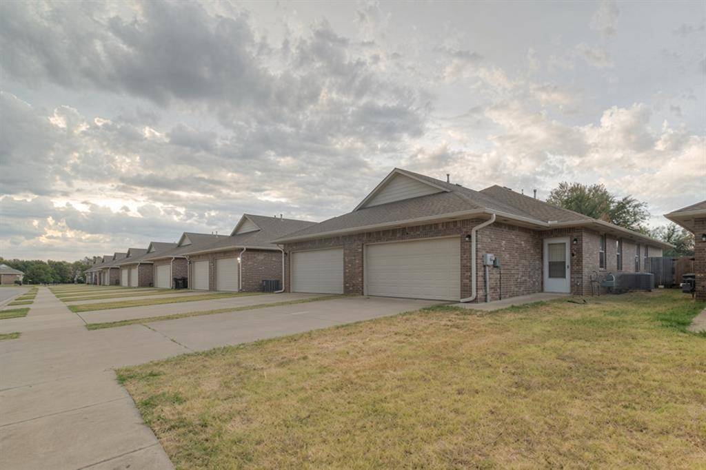 212 Ashley DR #212 & #214, Edmond, OK 73003