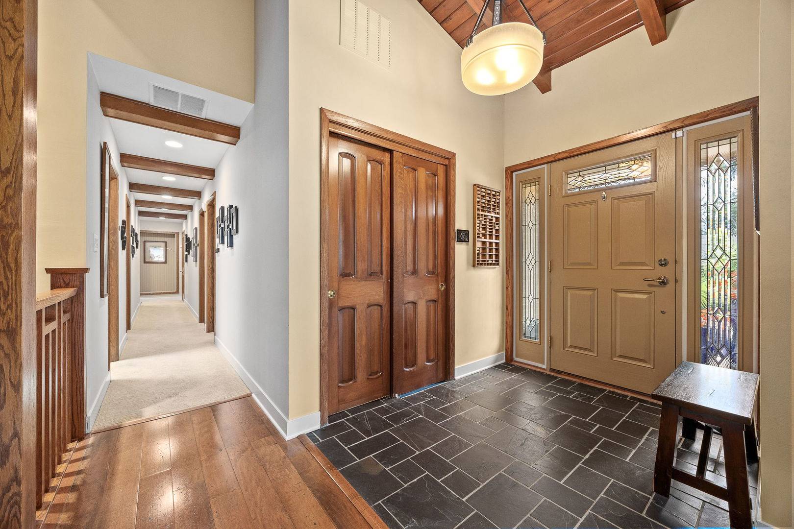 12 Meadowood DR, Oak Brook, IL 60523