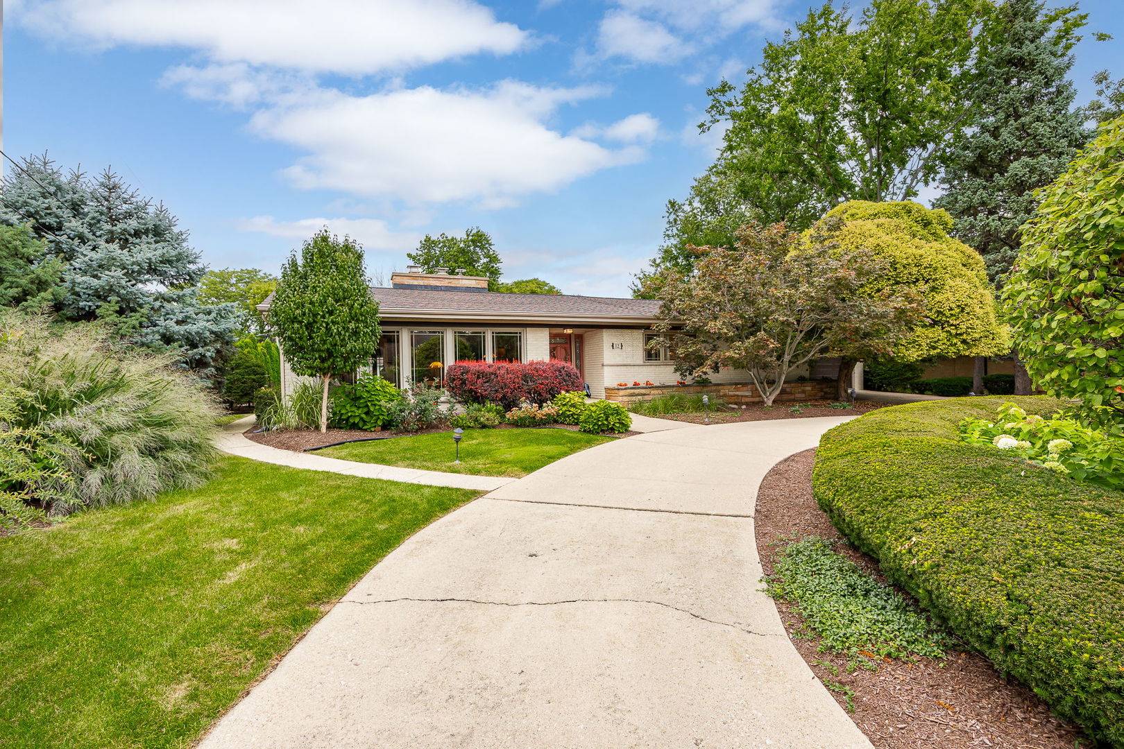 12 Meadowood DR, Oak Brook, IL 60523