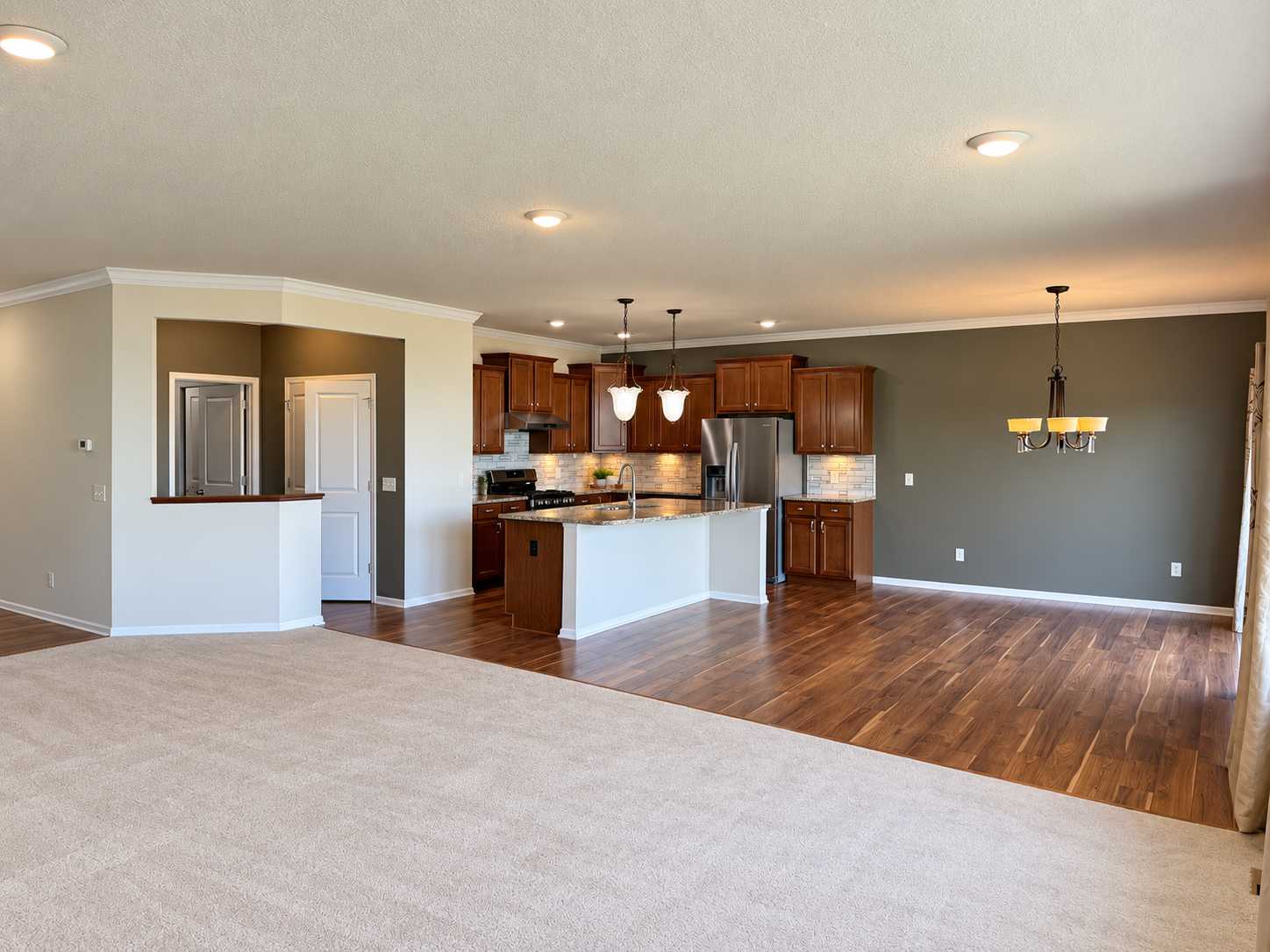 9216 Lighthouse LN, Woodbury, MN 55129