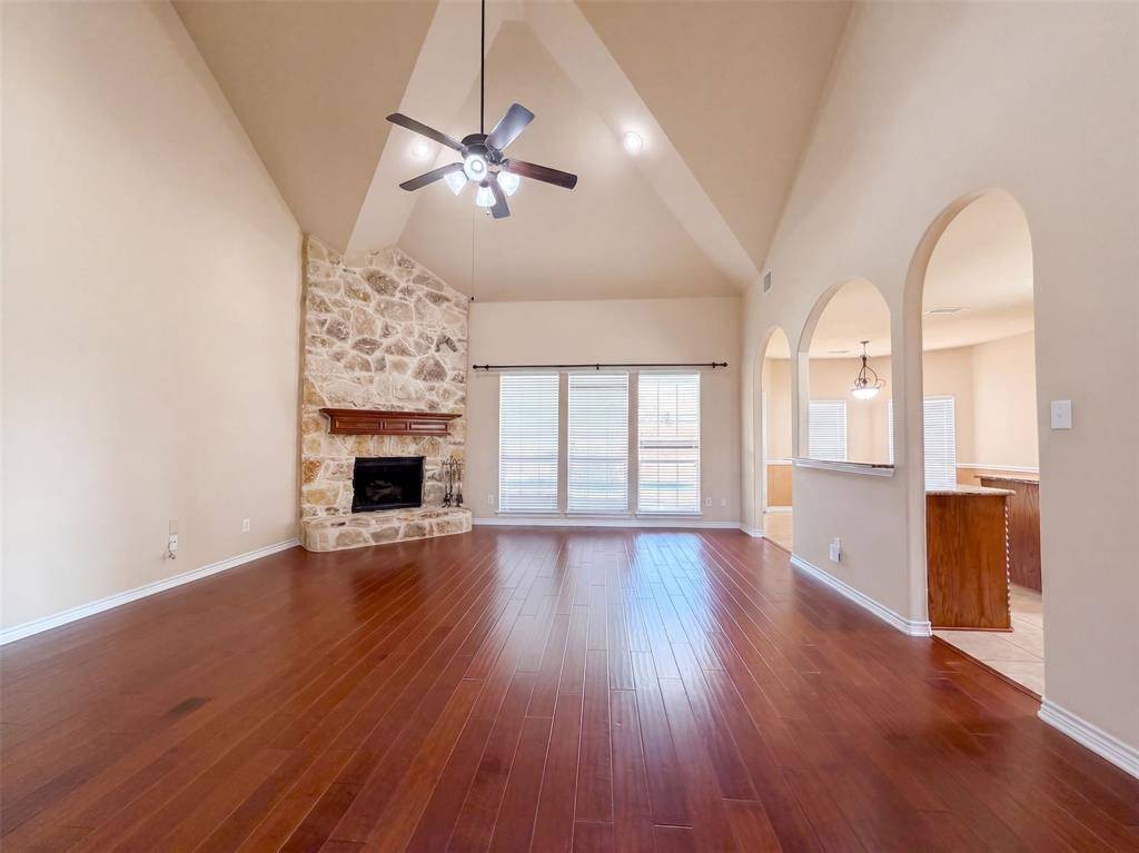 409 Lone Oak Court, Kennedale, TX 76060