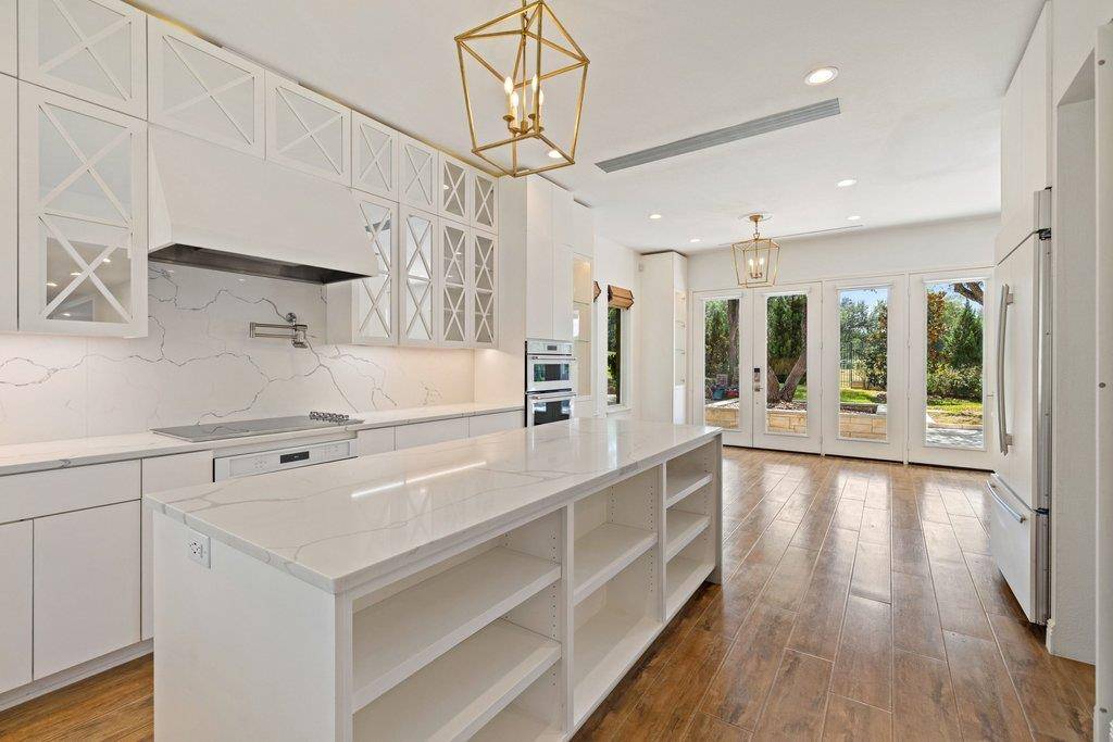 17 Hedgebrook WAY, The Hills, TX 78738