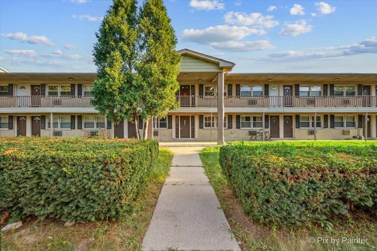821 Bode RD #8, Elgin, IL 60120