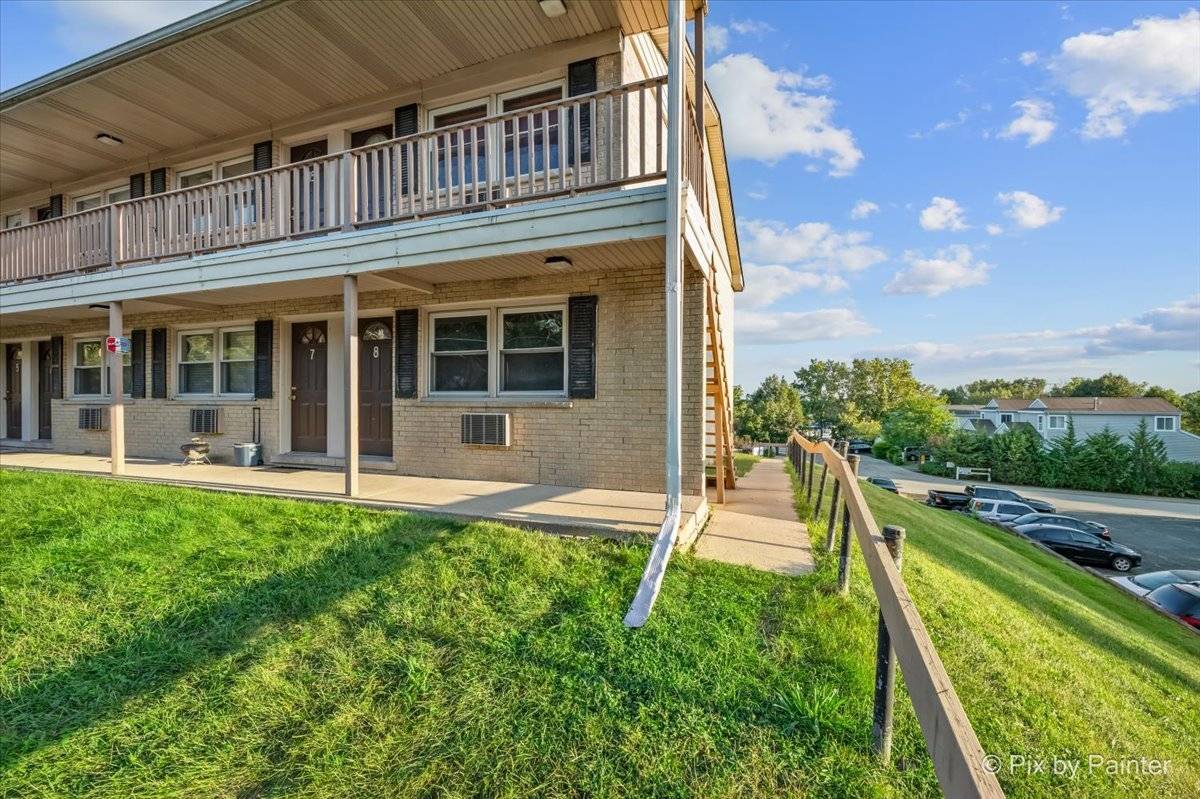 821 Bode RD #8, Elgin, IL 60120