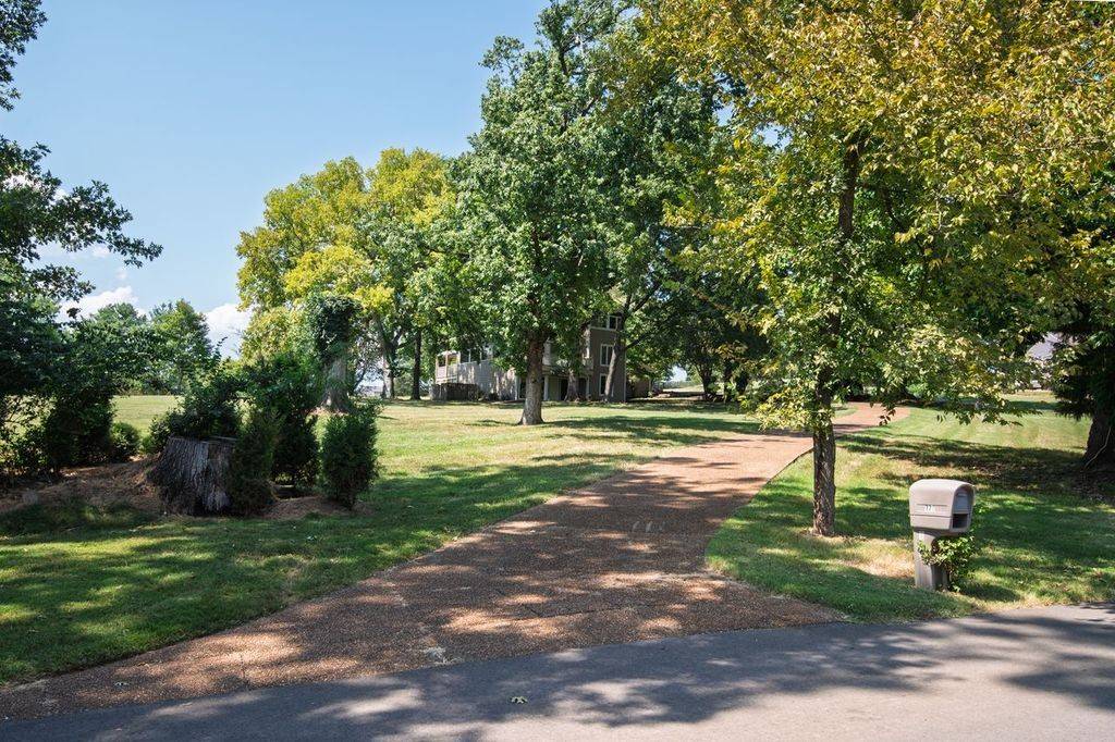 179 Clifftop Dr, Hendersonville, TN 37075