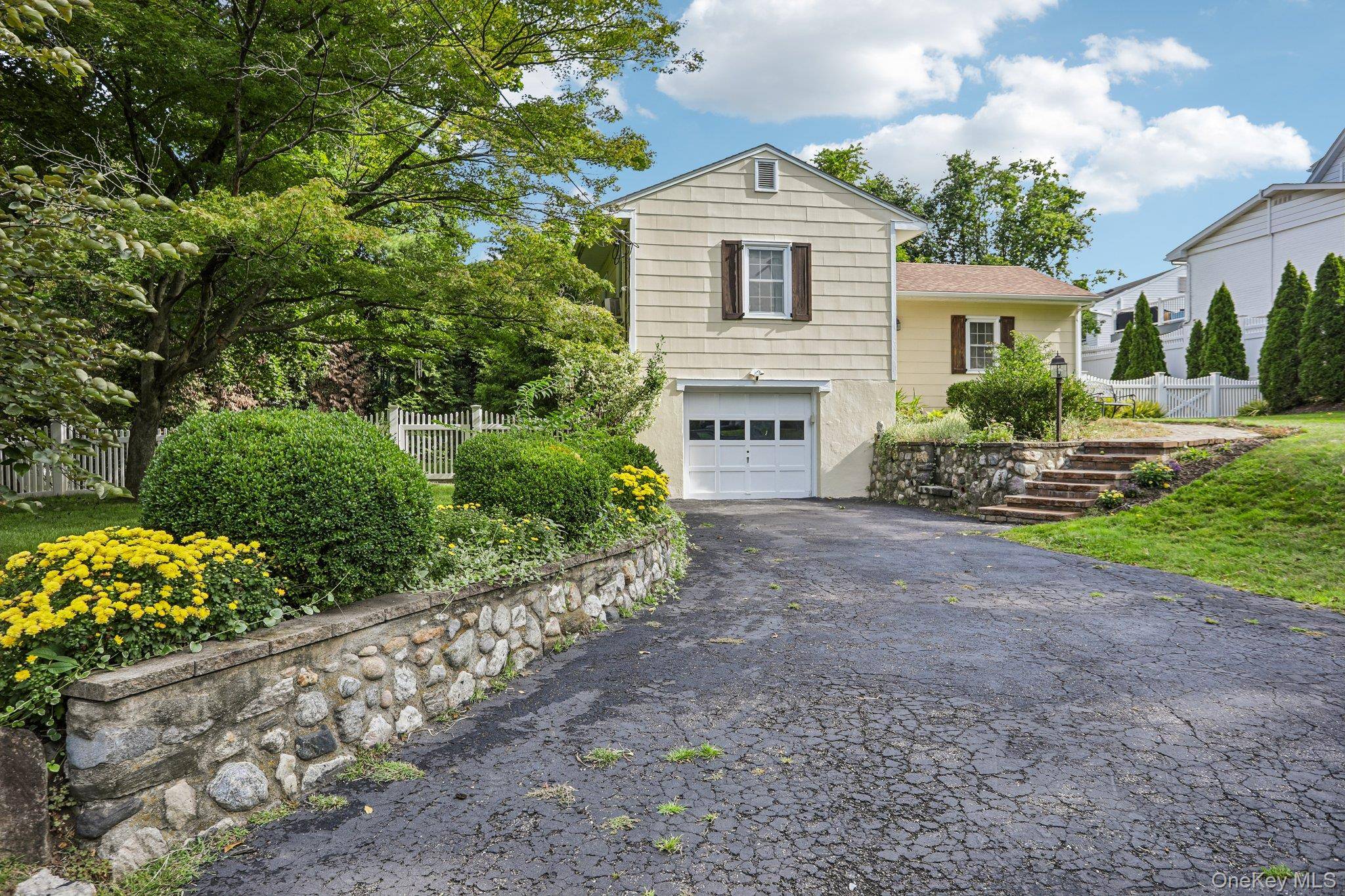 1 Brentwood DR, Pleasantville, NY 10570