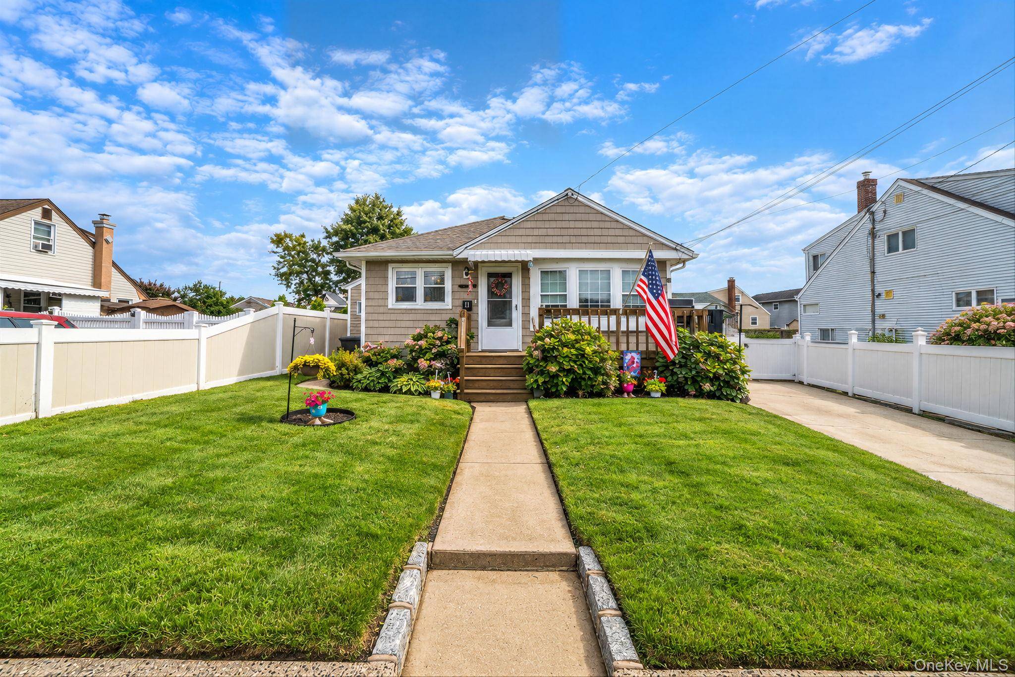 11 E Hollywood AVE, Lindenhurst, NY 11757