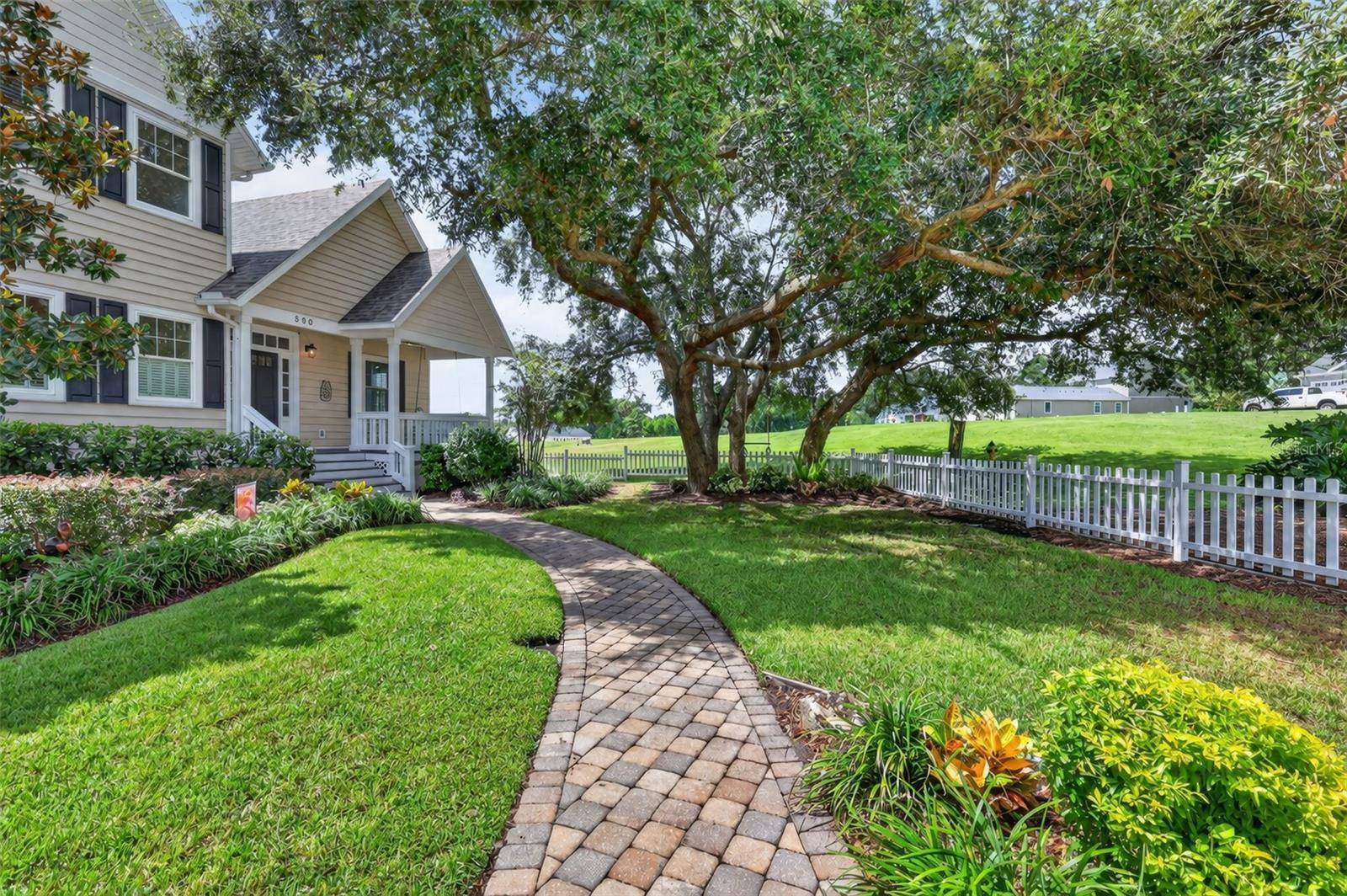 580 W 10TH AVE, Mount Dora, FL 32757