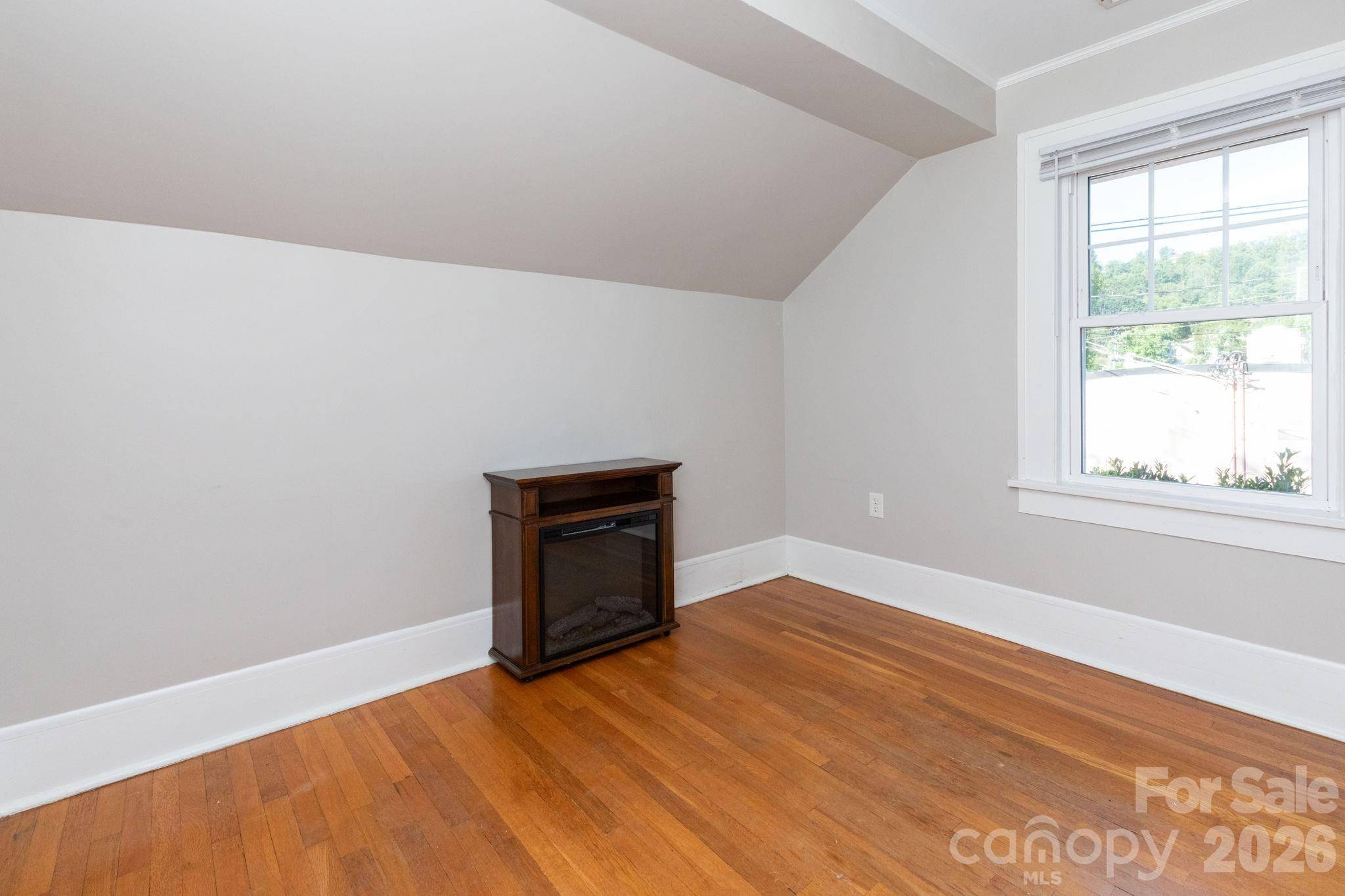 16 Gracelyn RD, Asheville, NC 28804