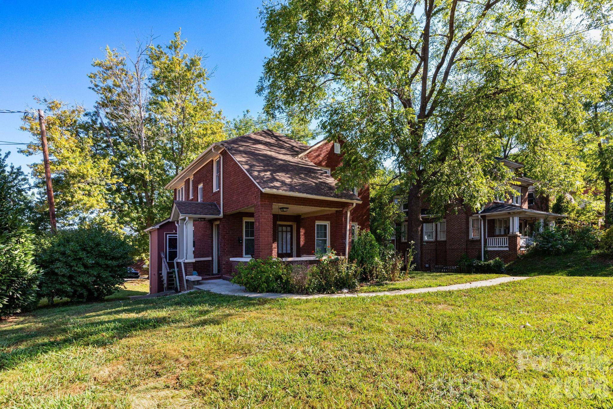 16 Gracelyn RD, Asheville, NC 28804