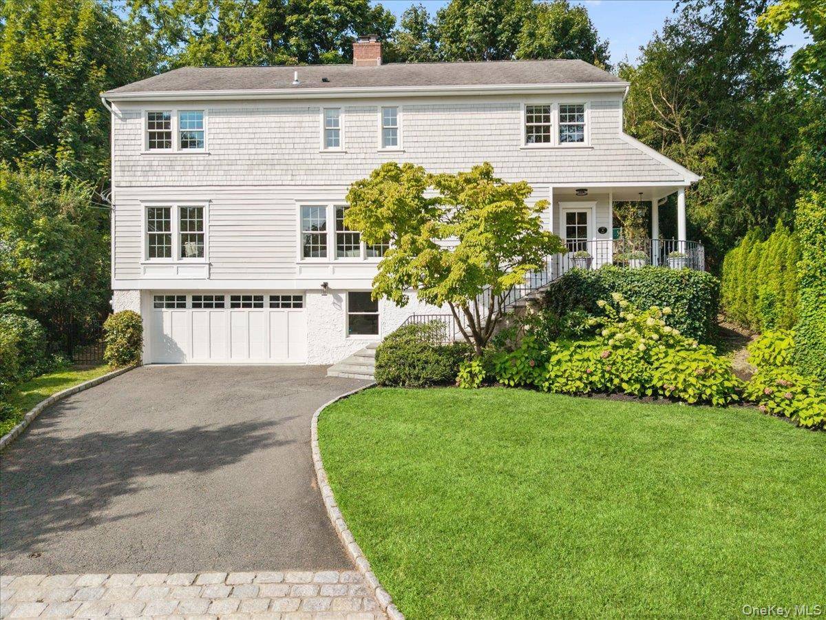 8 Lyons PL, Larchmont, NY 10538