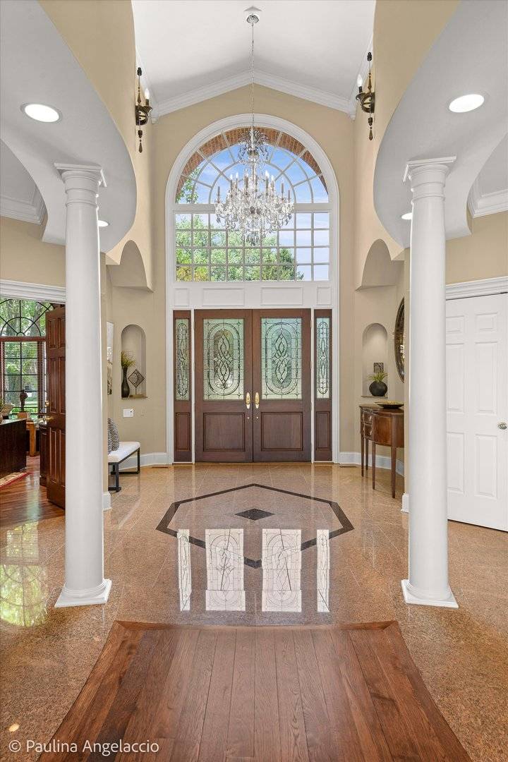 5 Hillburn CT, North Barrington, IL 60010