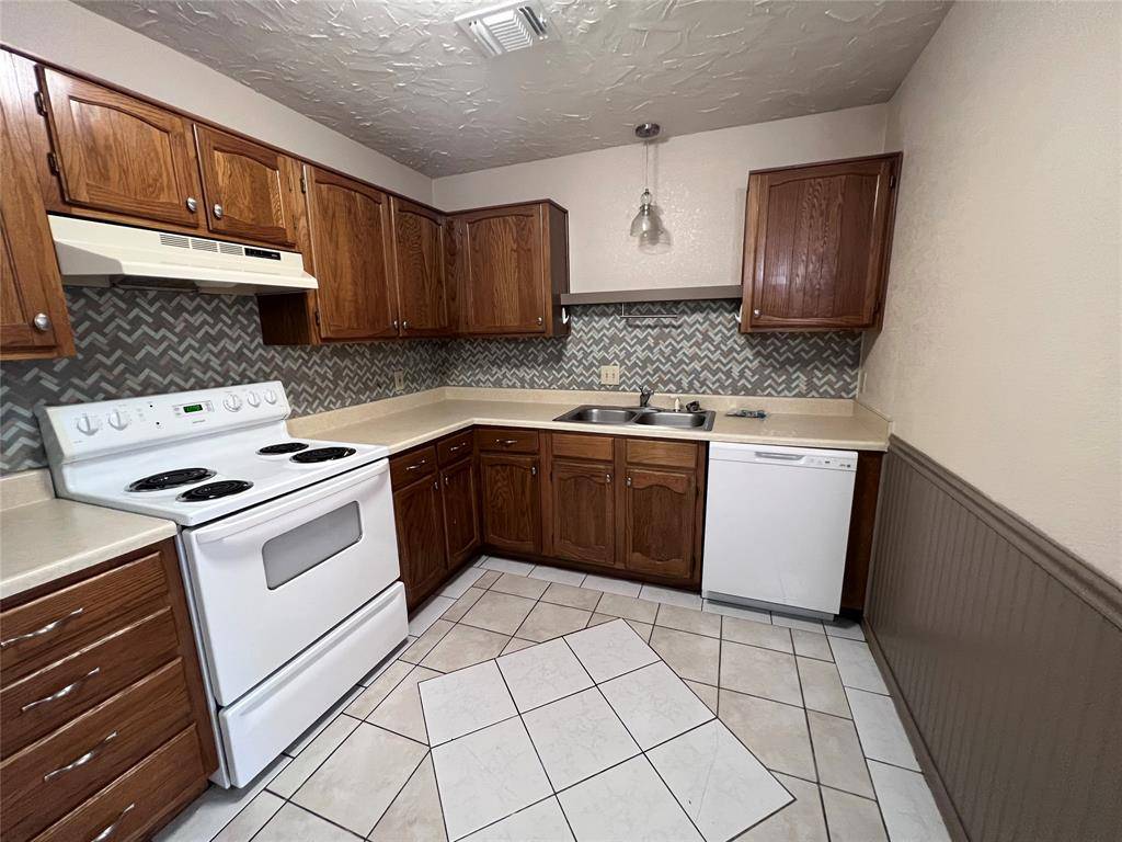 11913 Metmora Court, Fort Worth, TX 76008