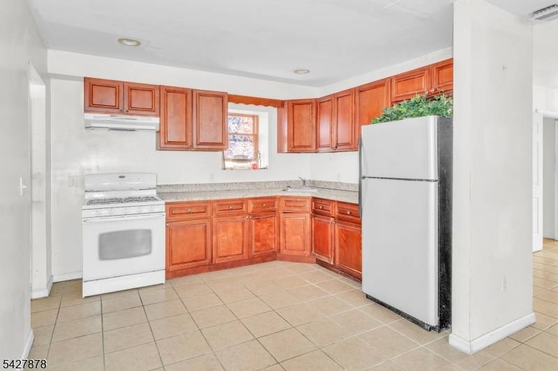 24 12Th Ave, Paterson City, NJ 07501
