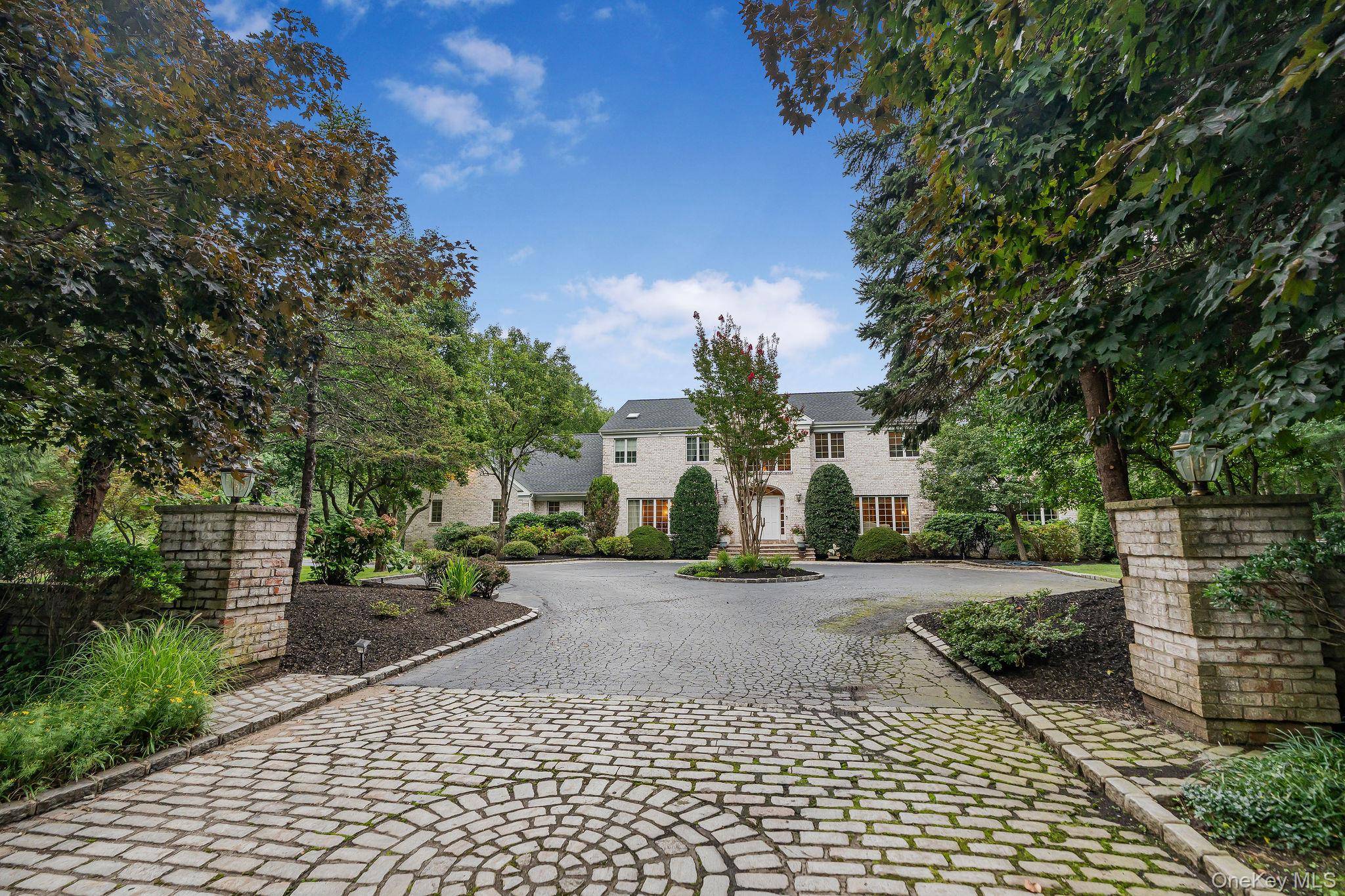 4 Ariana CT, Oyster Bay Cove, NY 11771